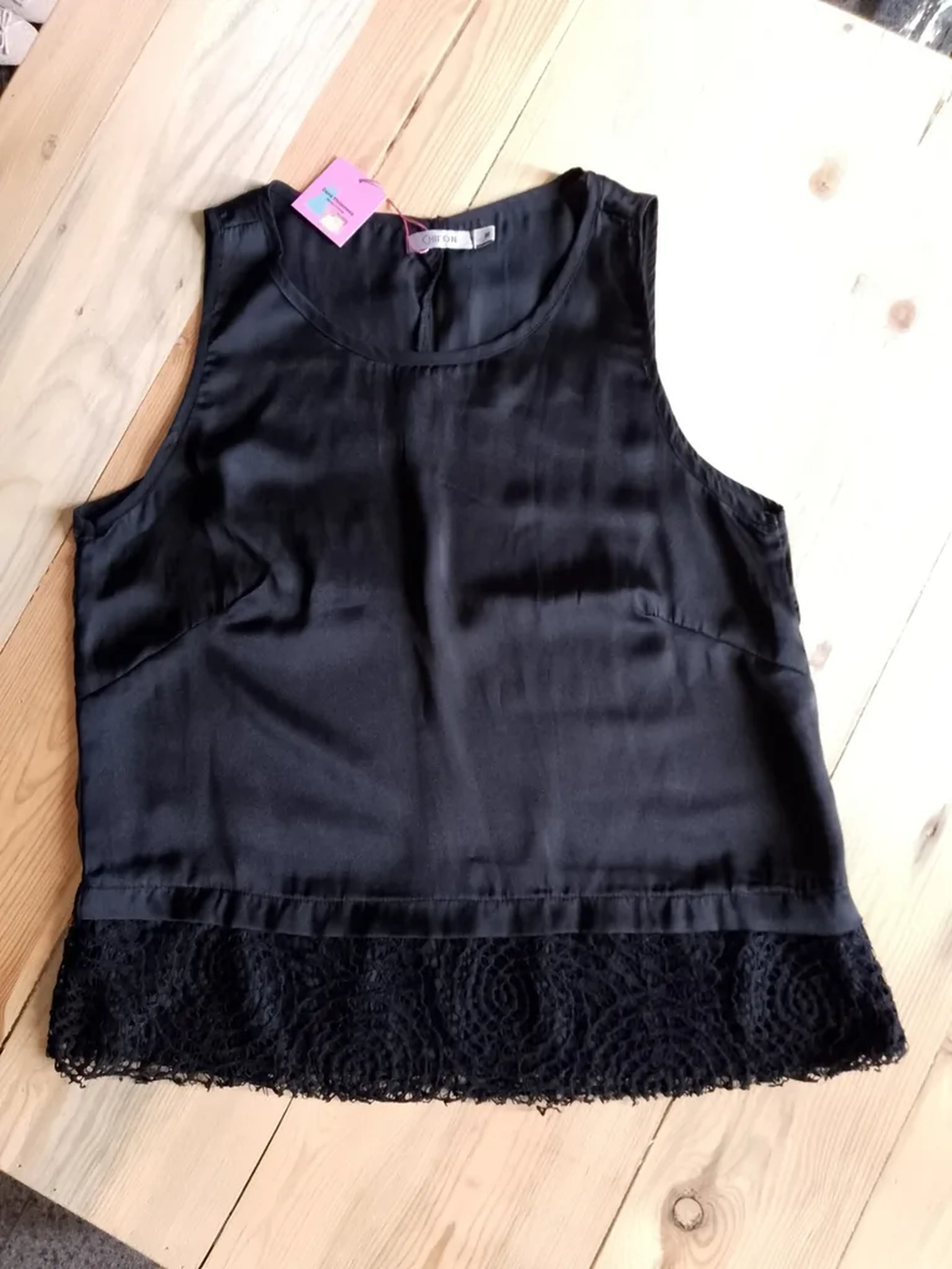 Blusa Preta Chifon com Barra em Renda imagem