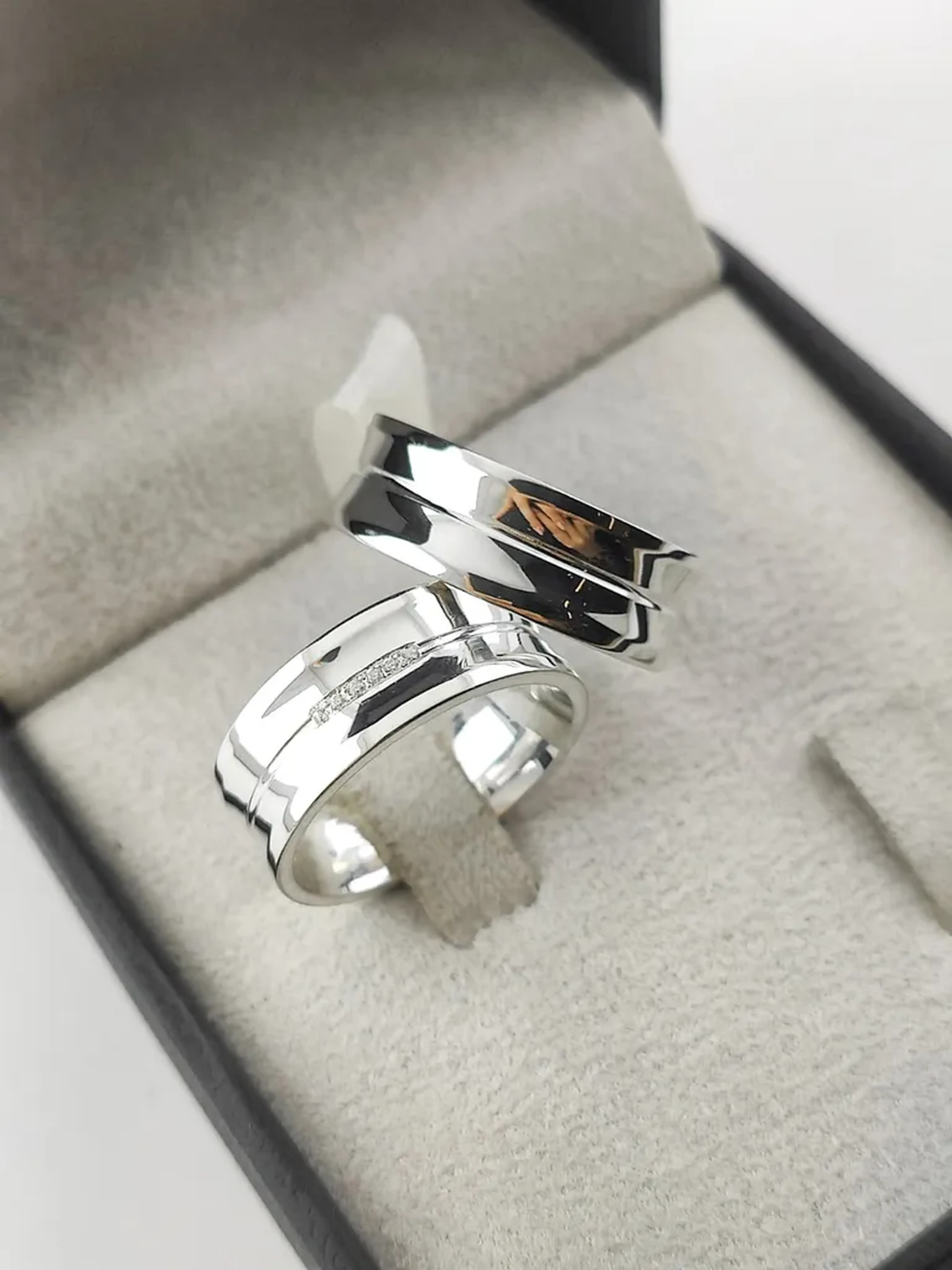 PAR DE ALIANÇA 7MM CONCOVA CRAVEJADA imagem