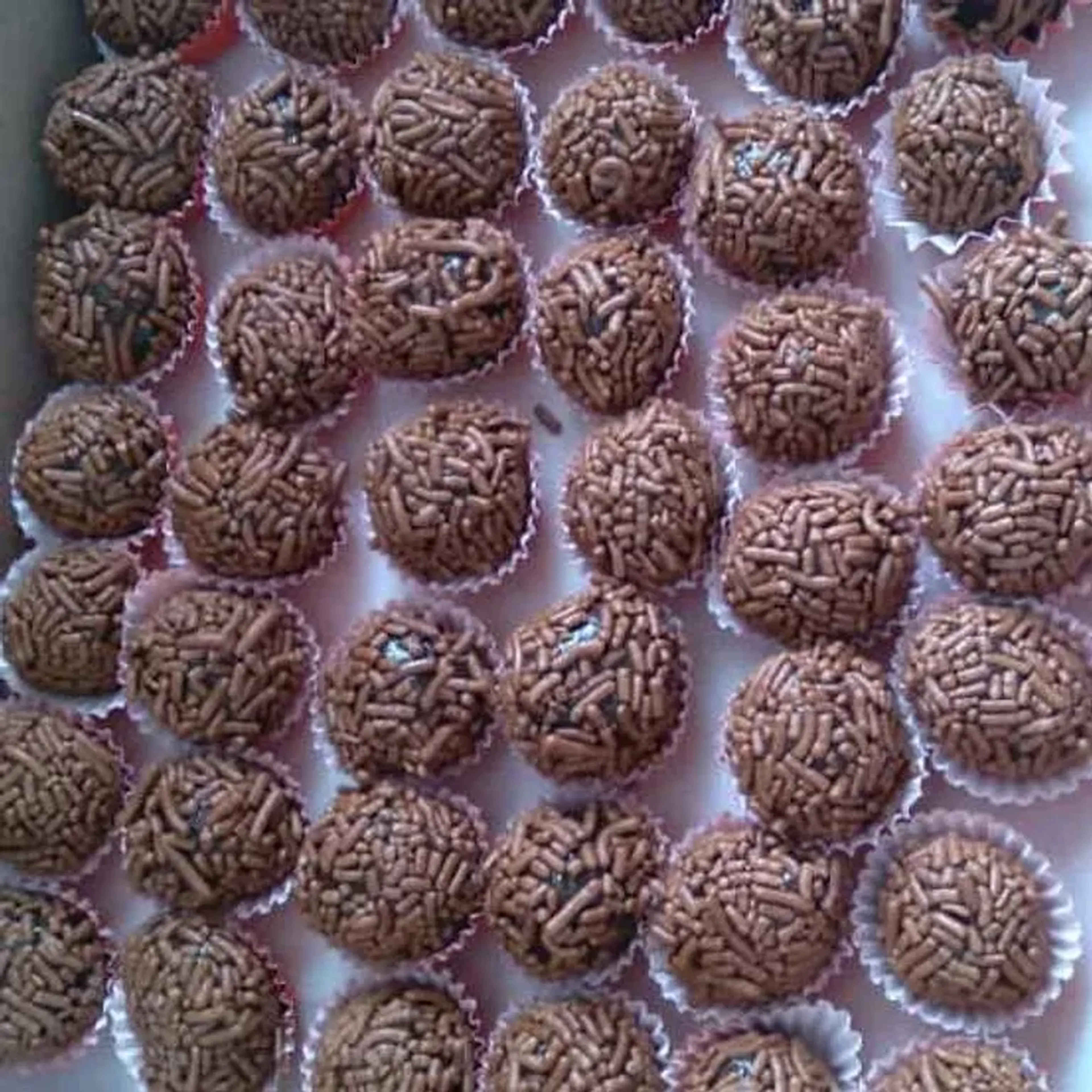 Brigadeiro, olho de sogra, cajuzinho, beijinho (o cento) imagem