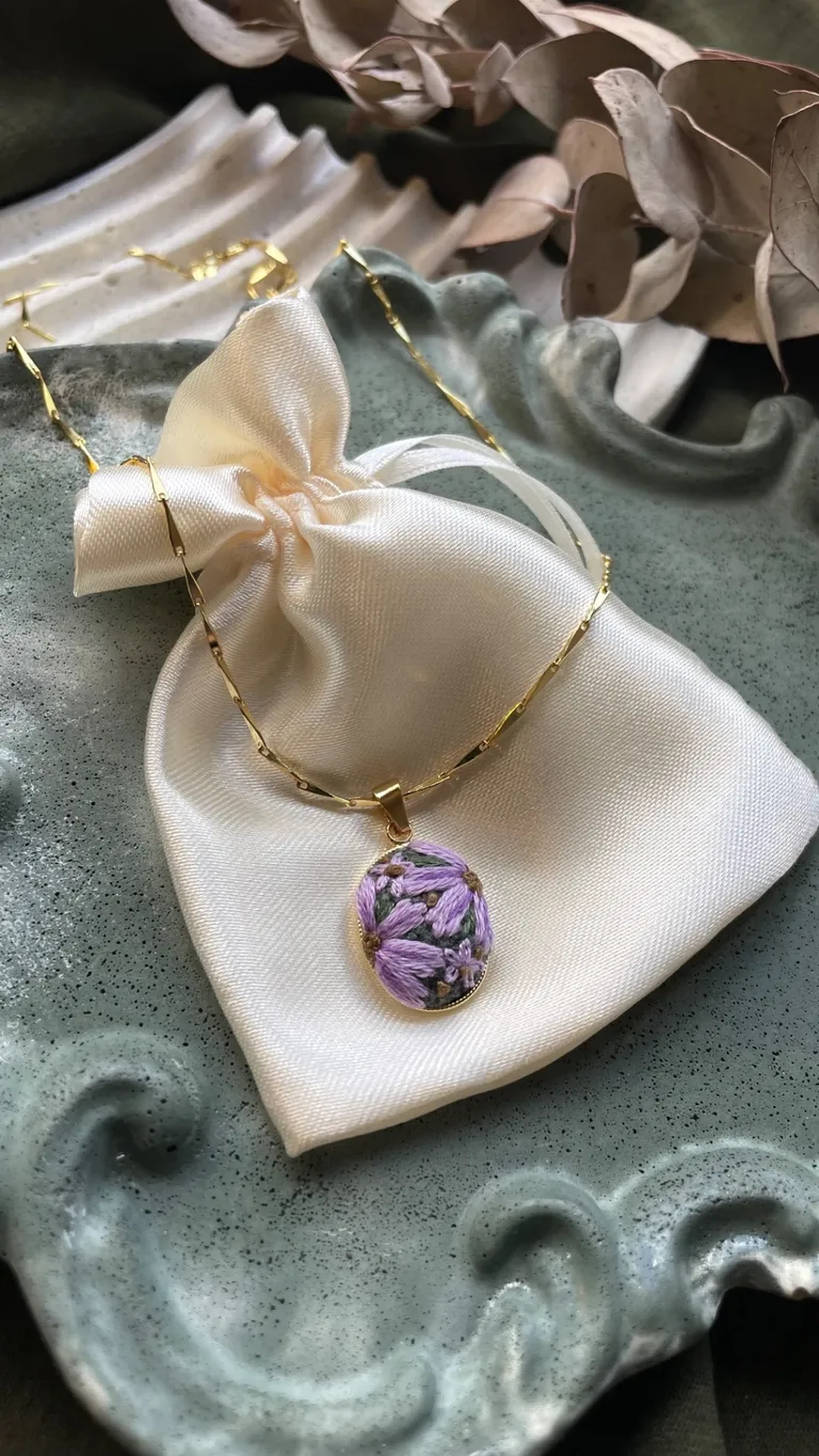 Colar dourado com bordado de flor lilás claro imagem