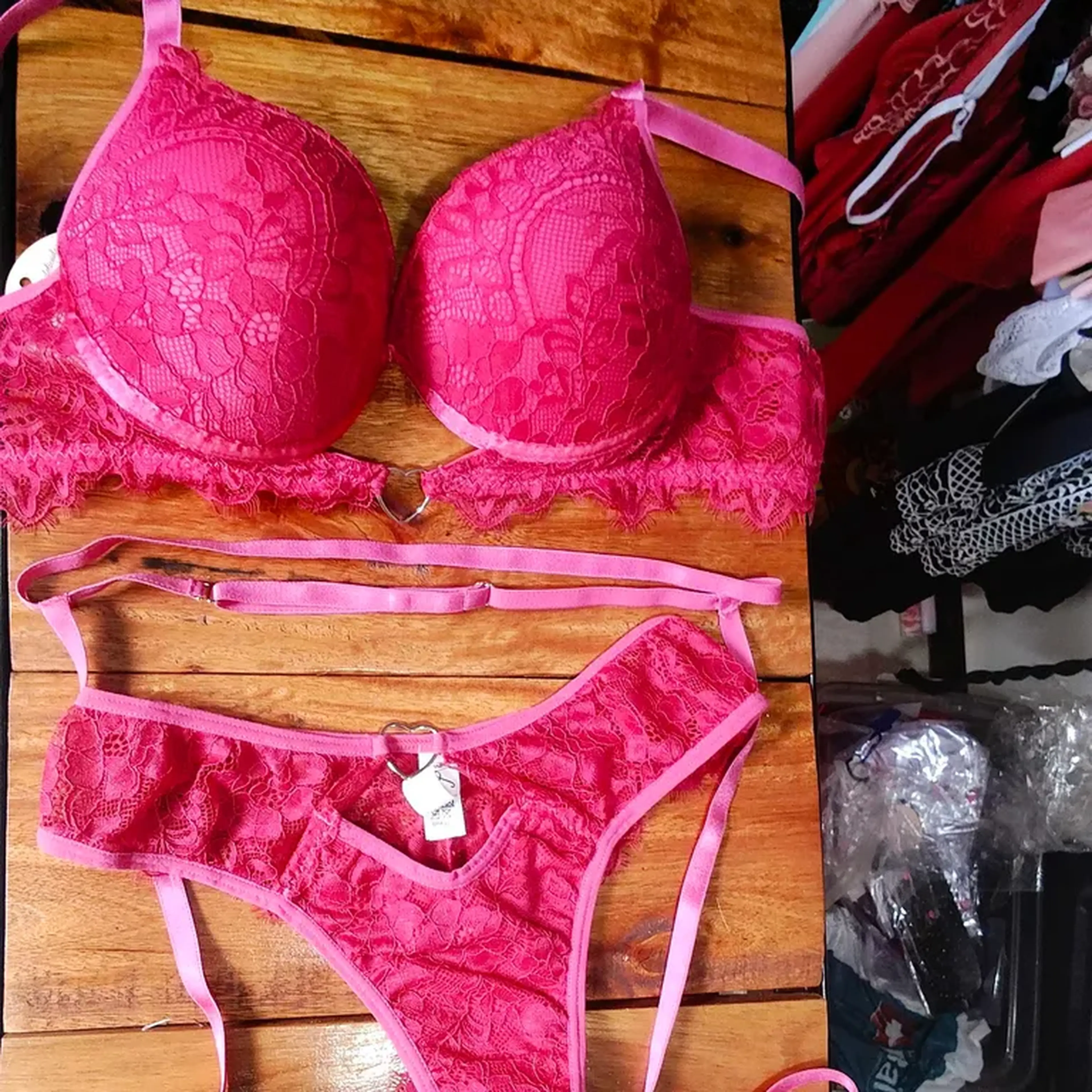 conjunto pink com cinta liga ( calcinha+sutiã+cinta liga) imagem