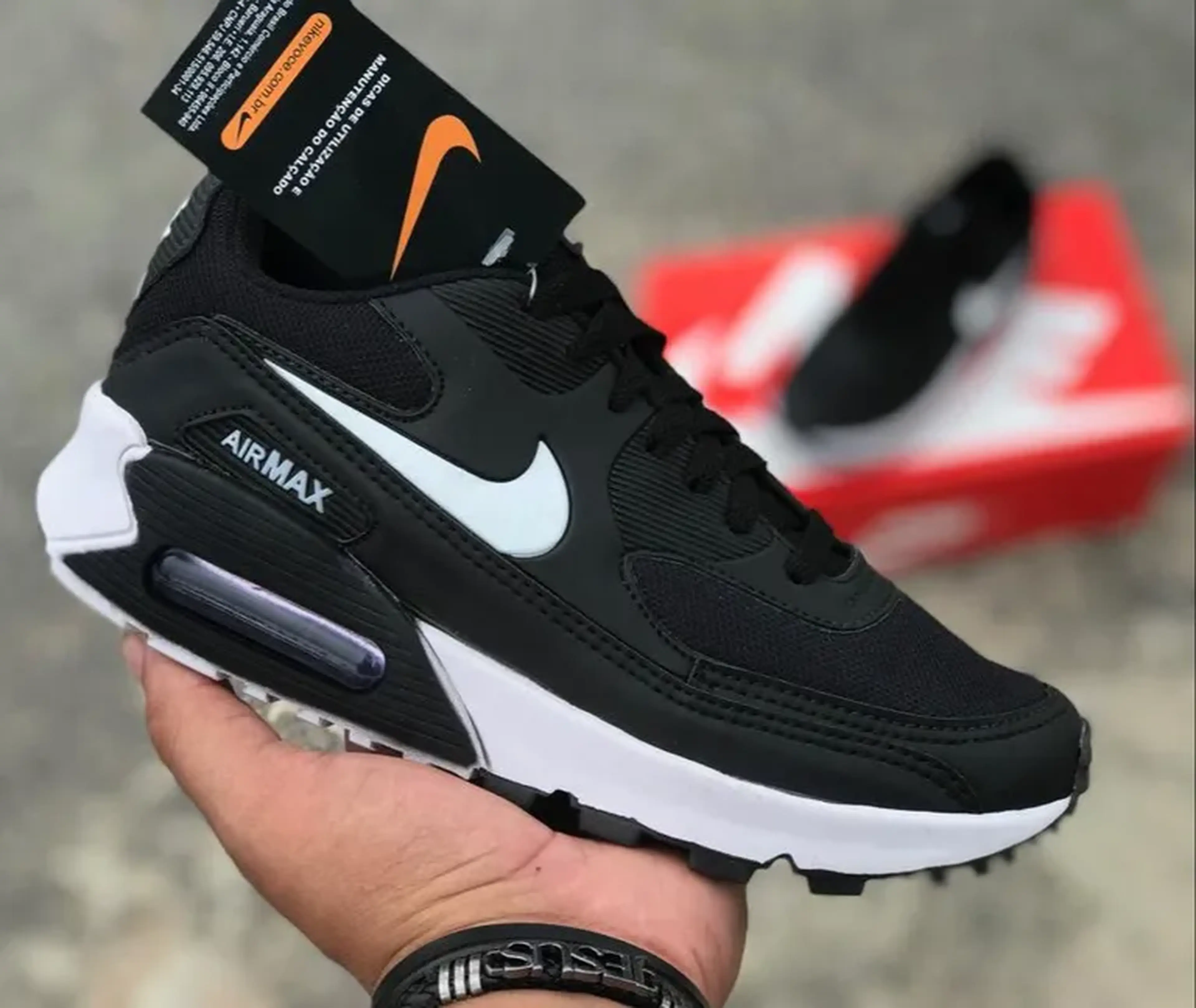 Tenis Nike AirMax preto com detalhe branco imagem