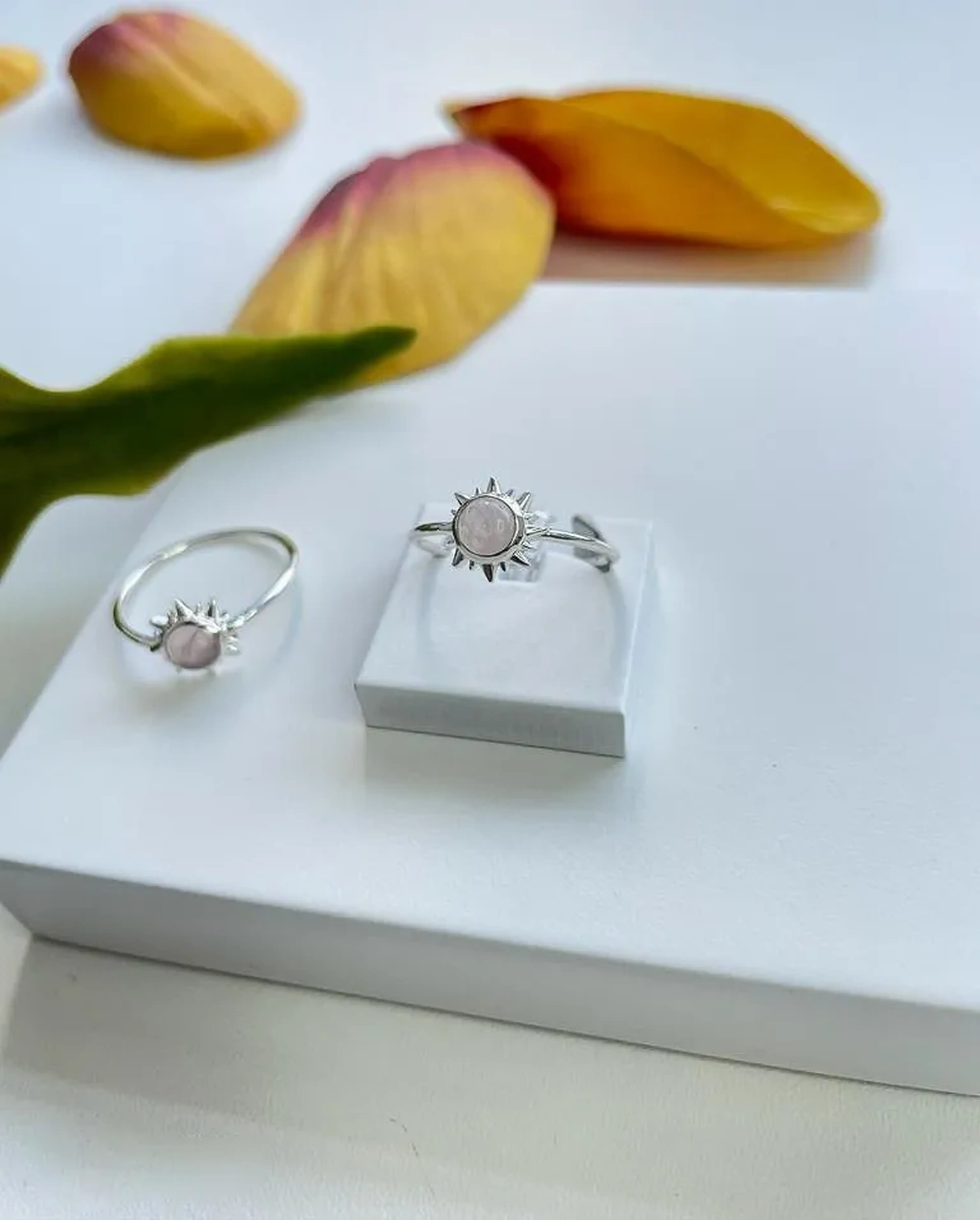 Anel de Prata 925 com Pedra Quartzo Rosa e Design Solar imagem