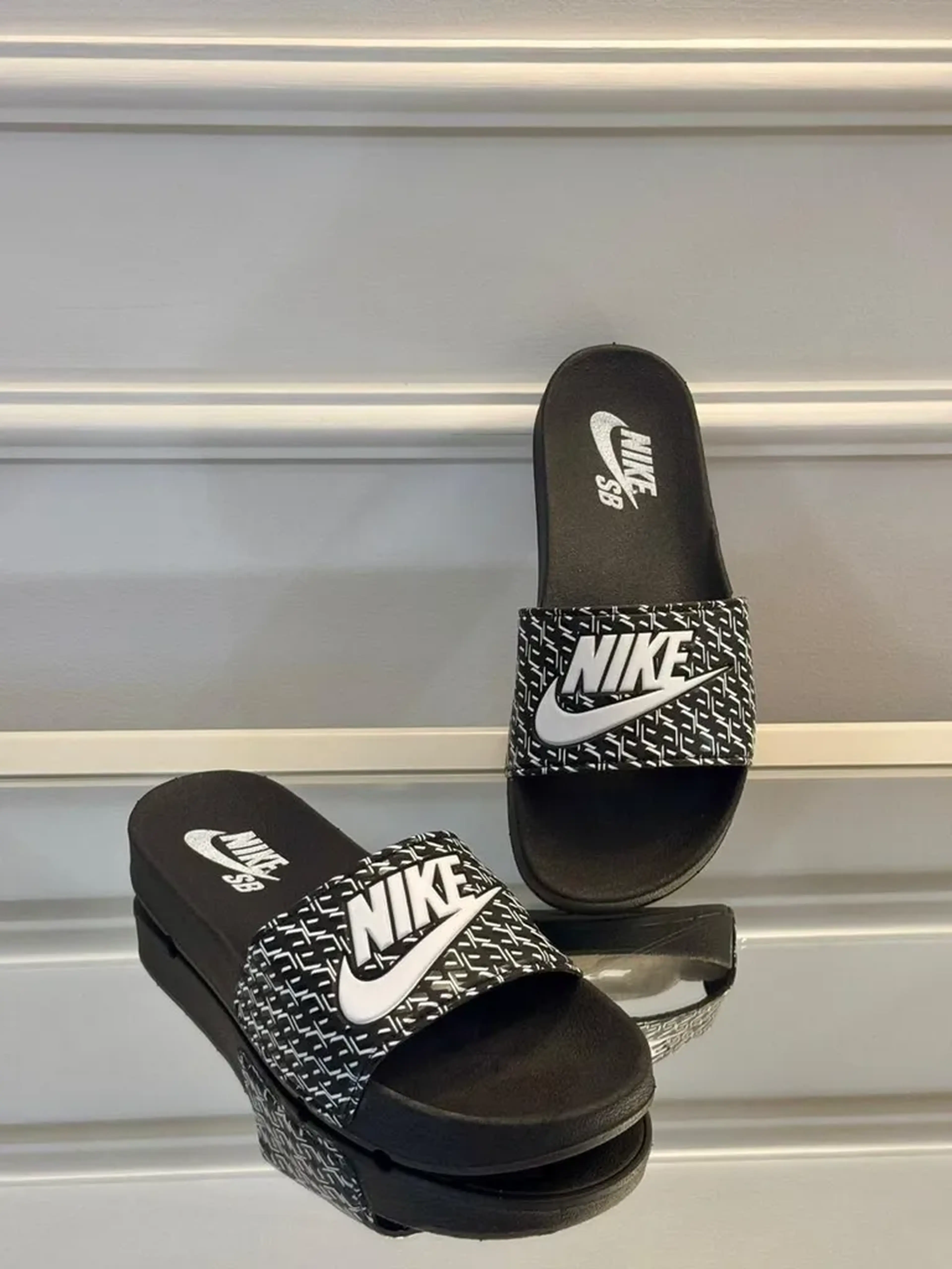 Chinelo Papete Unissex Nike preta com detalhe branco imagem