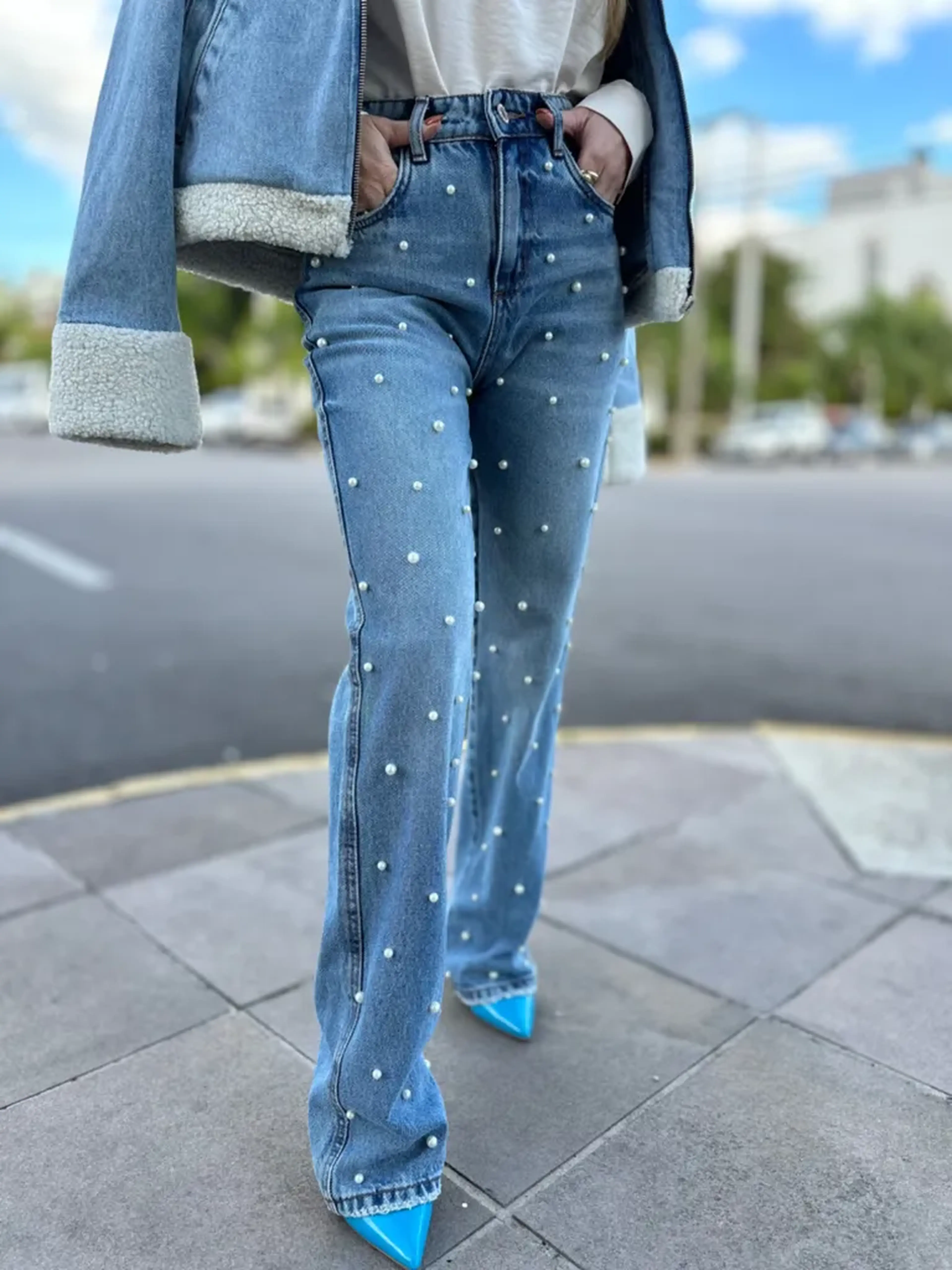 CALÇA JEANS RETA CINTURA ALTA E APLICAÇÕES imagem