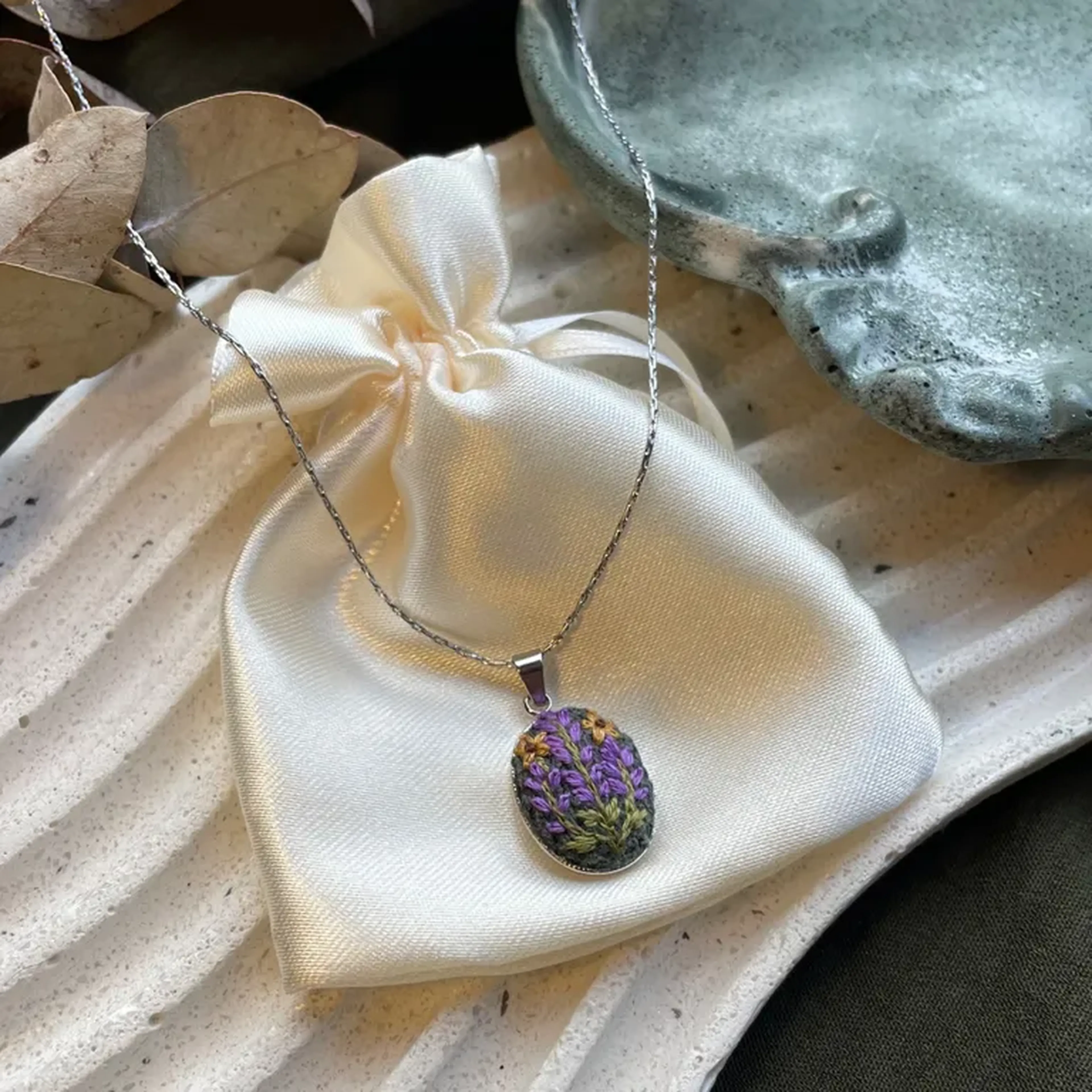 Colar prata com bordado de lavanda e girassol imagem