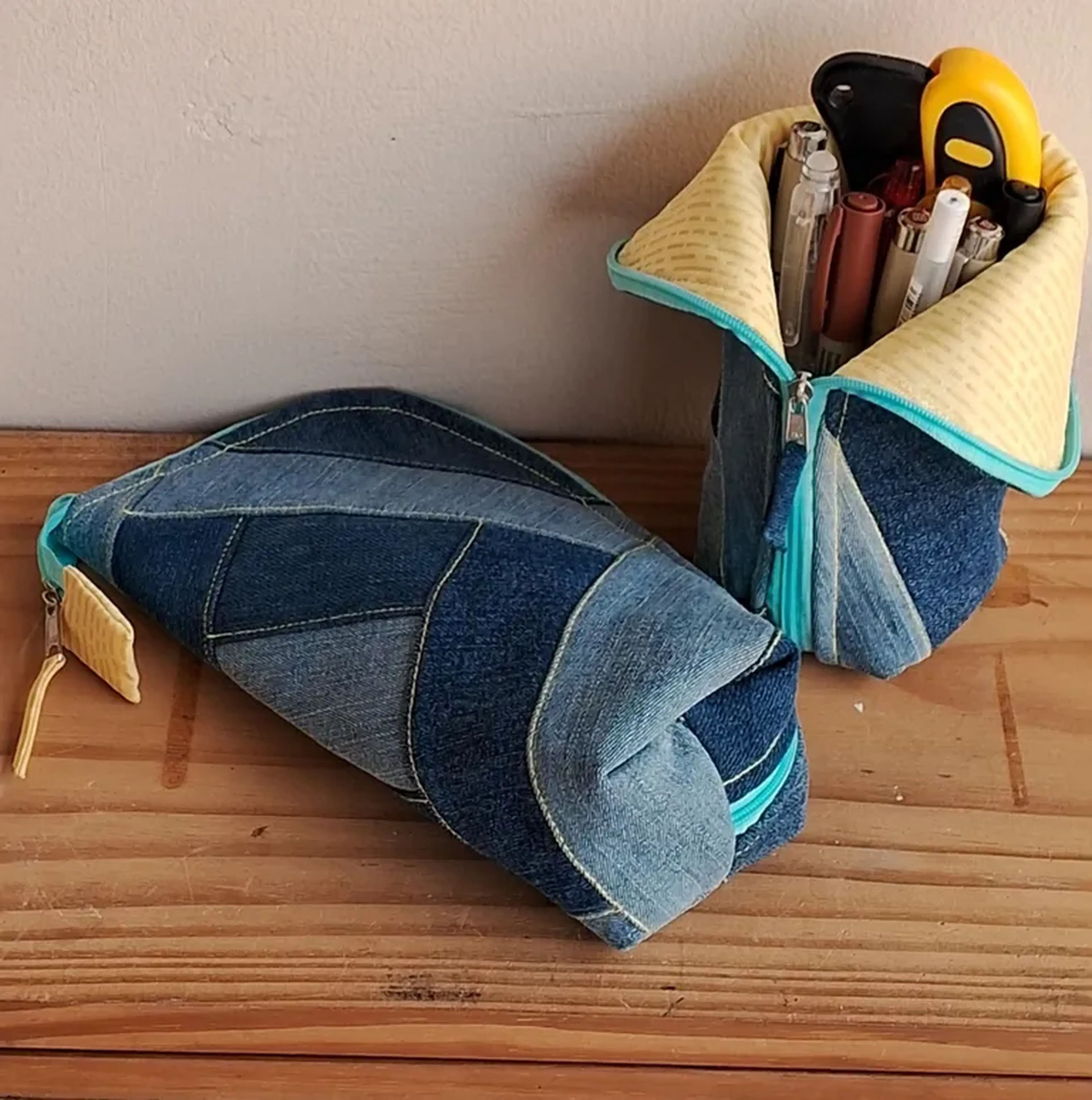 Estojo vertical jeans forro amarelo imagem