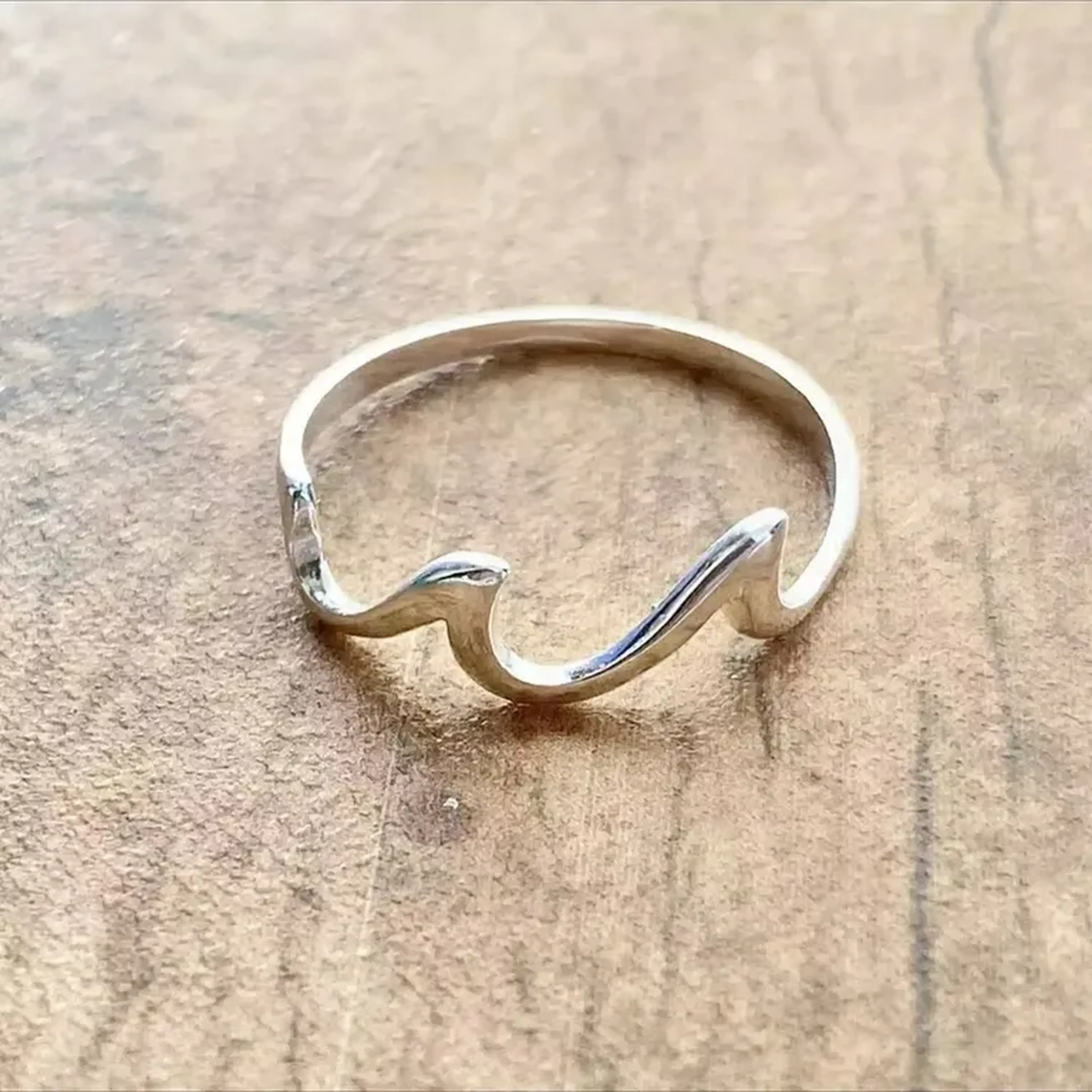 Anel Ondas de Prata 925: Leveza e Fluidez em Suas Mãos imagem