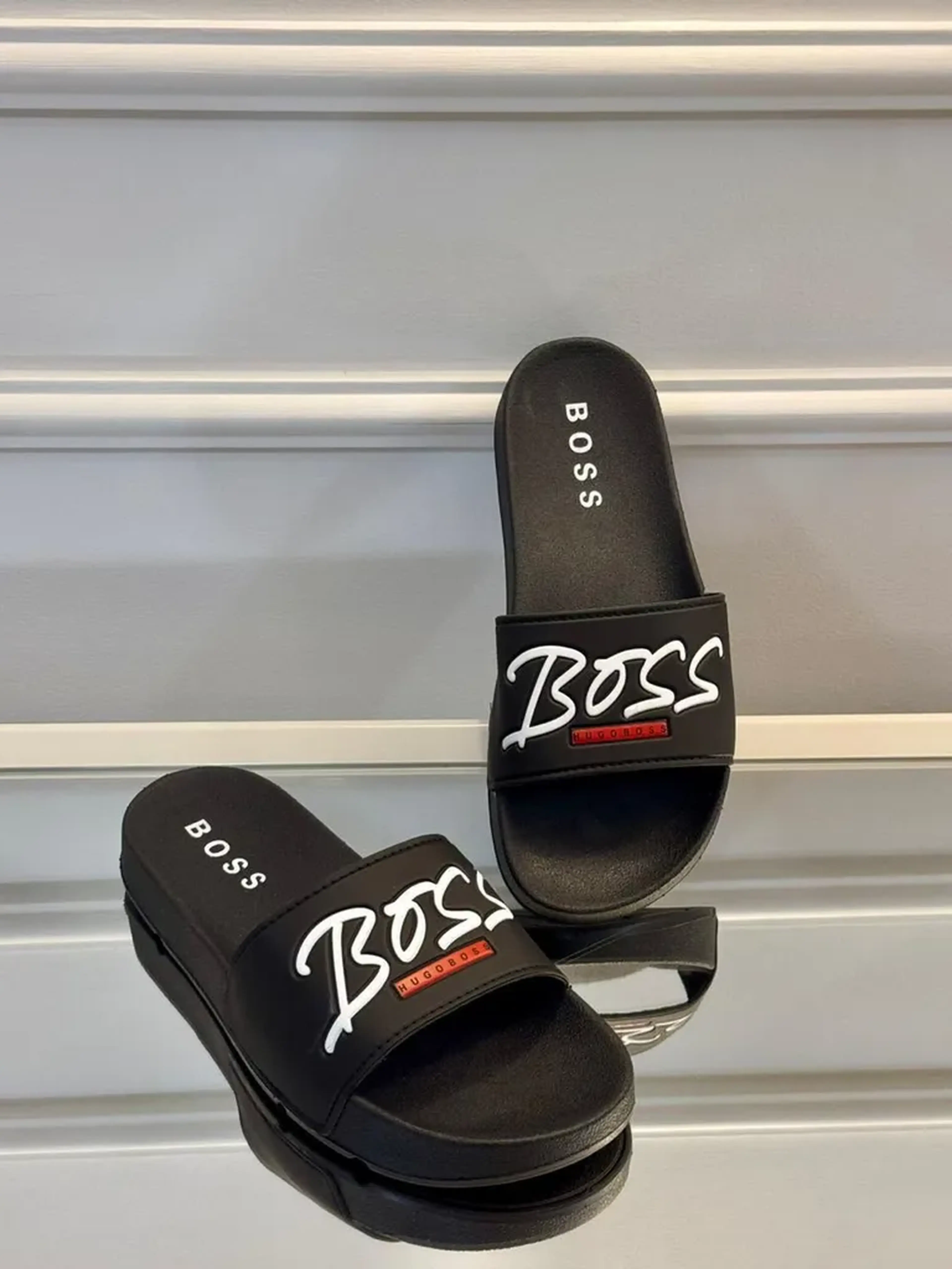 Chinelo Papete Unissex Boss preto com detalhe branco e vermelho imagem