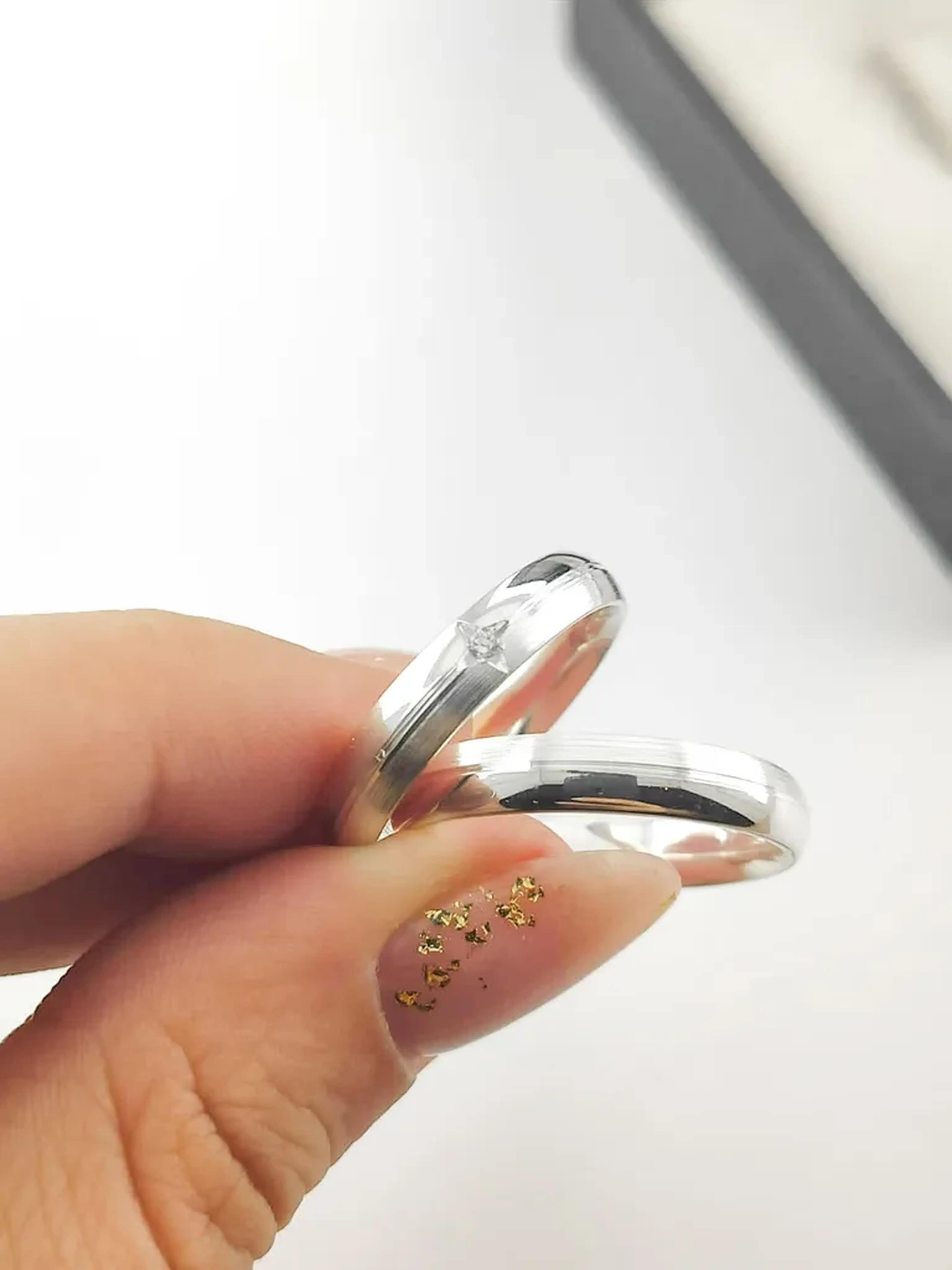 PAR DE ALIANÇA 4MM CRAVAÇÃO ESTRELA imagem