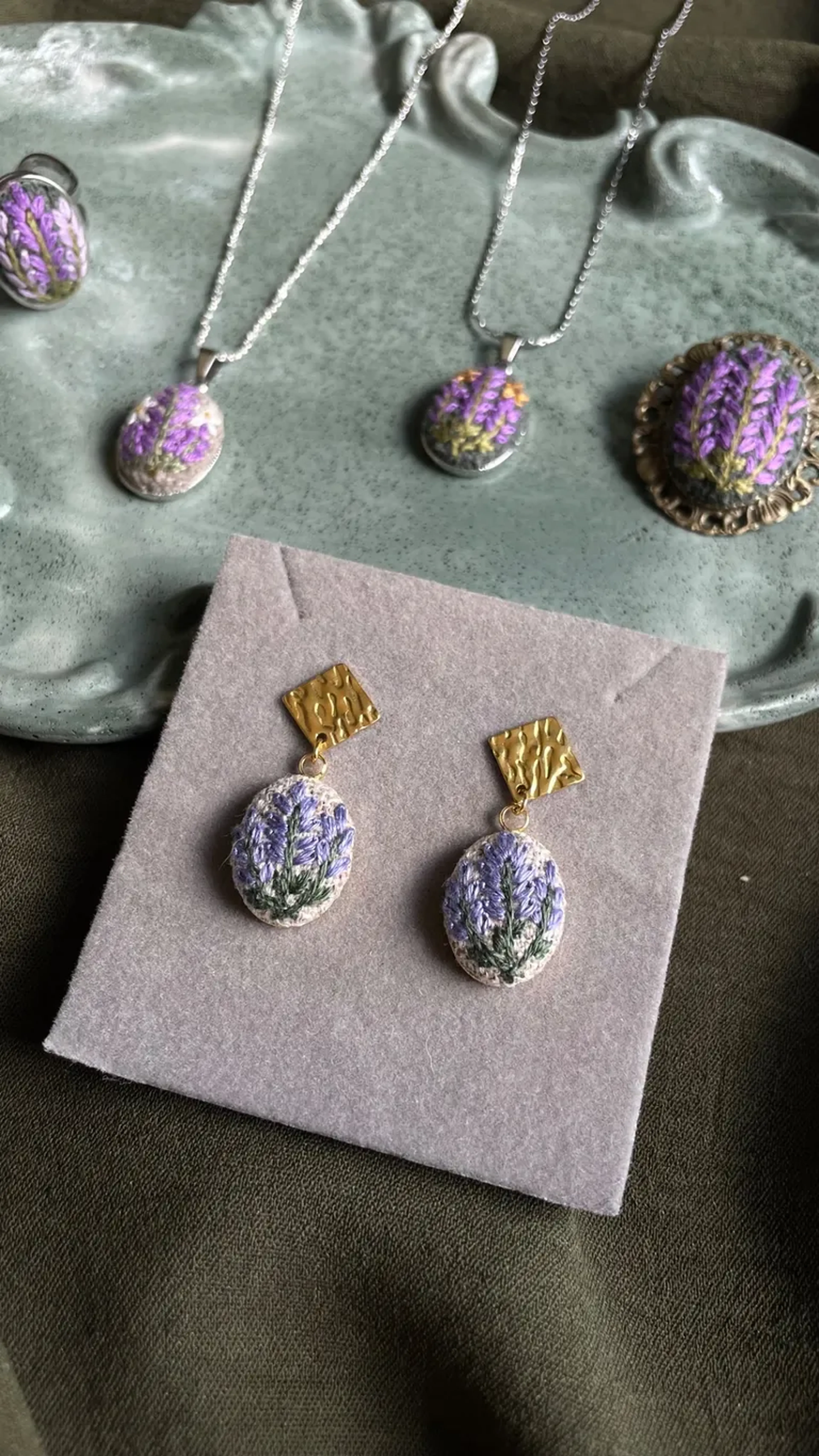 Brinco dourado com bordado de lavanda imagem