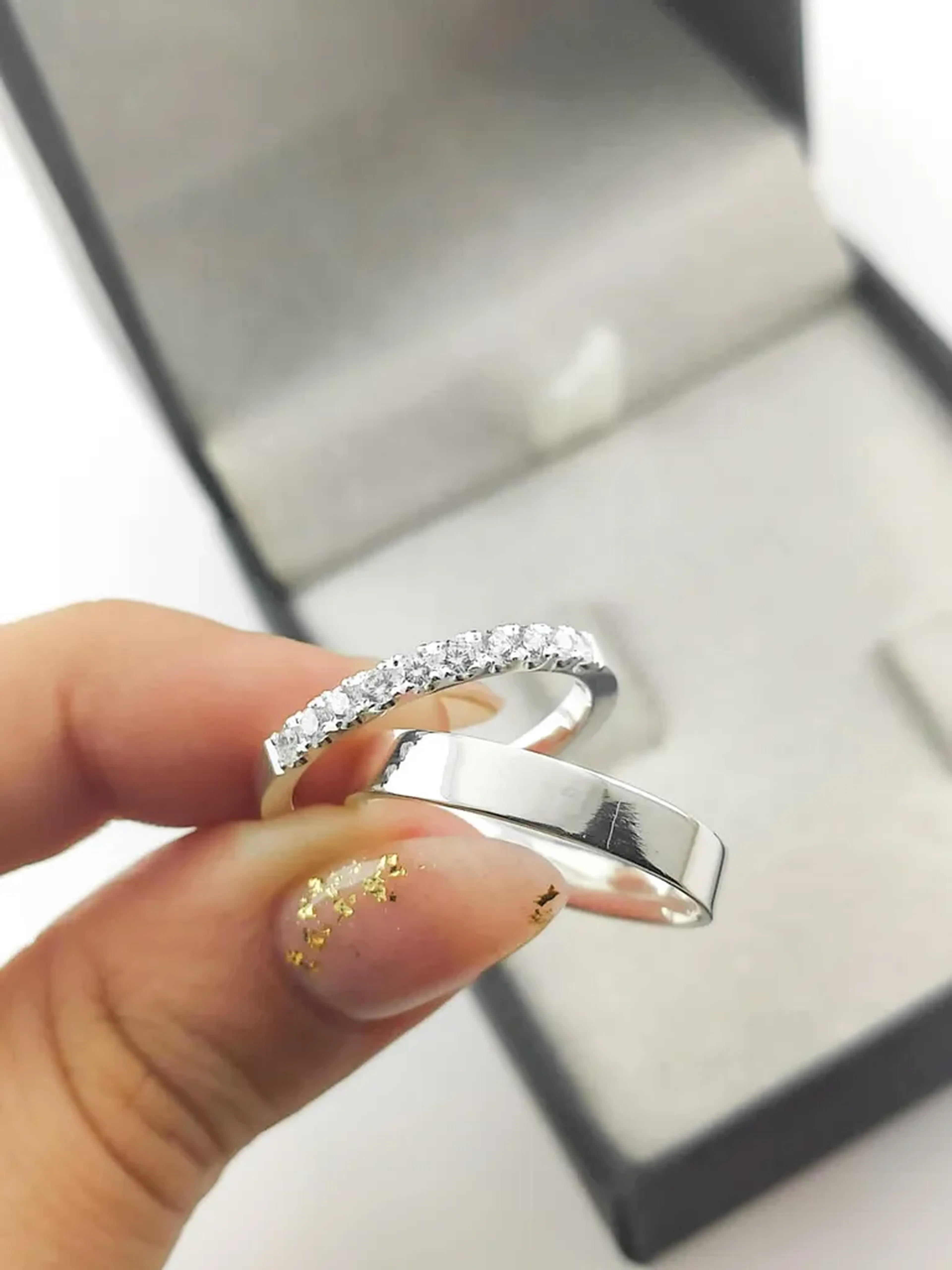 PAR DE ALIANÇA 2 E 4 MM CRAVEJADA MEIA ALIANÇA POLIDA imagem