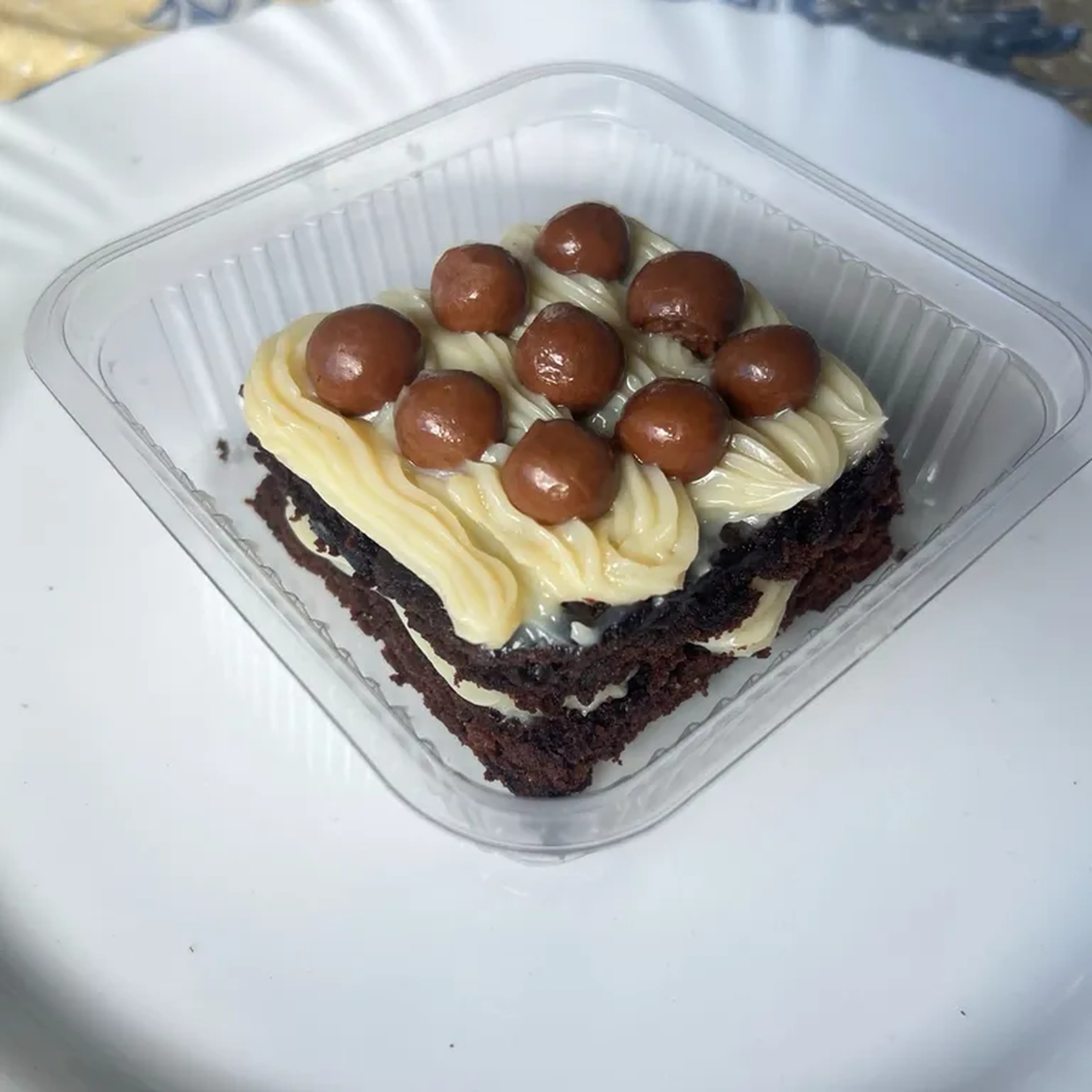 Brownie com Recheio e cobertura de Ninho c Nescal Ball imagem