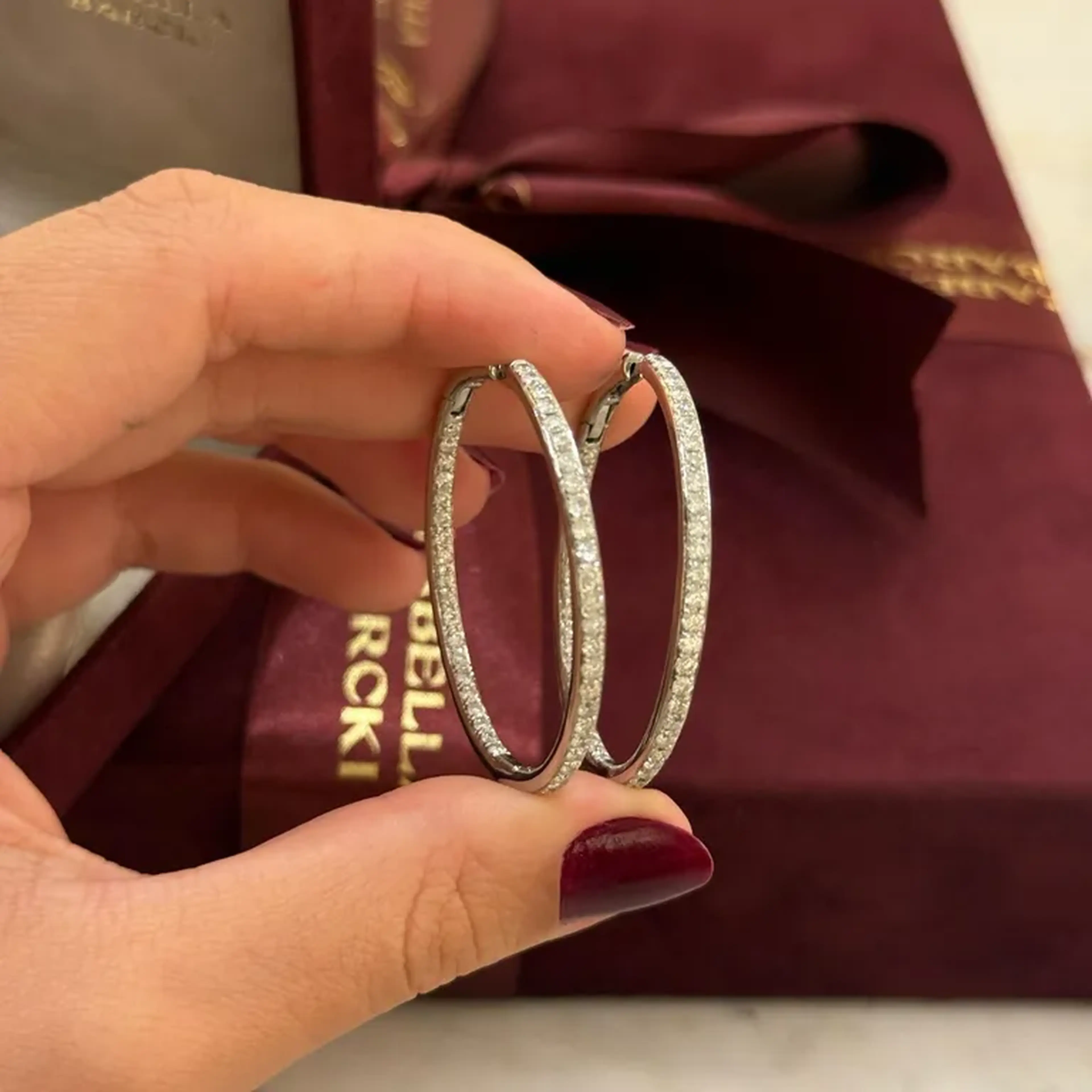 PAR DE BRINCOS ARGOLA DE OURO BRANCO 18k imagem