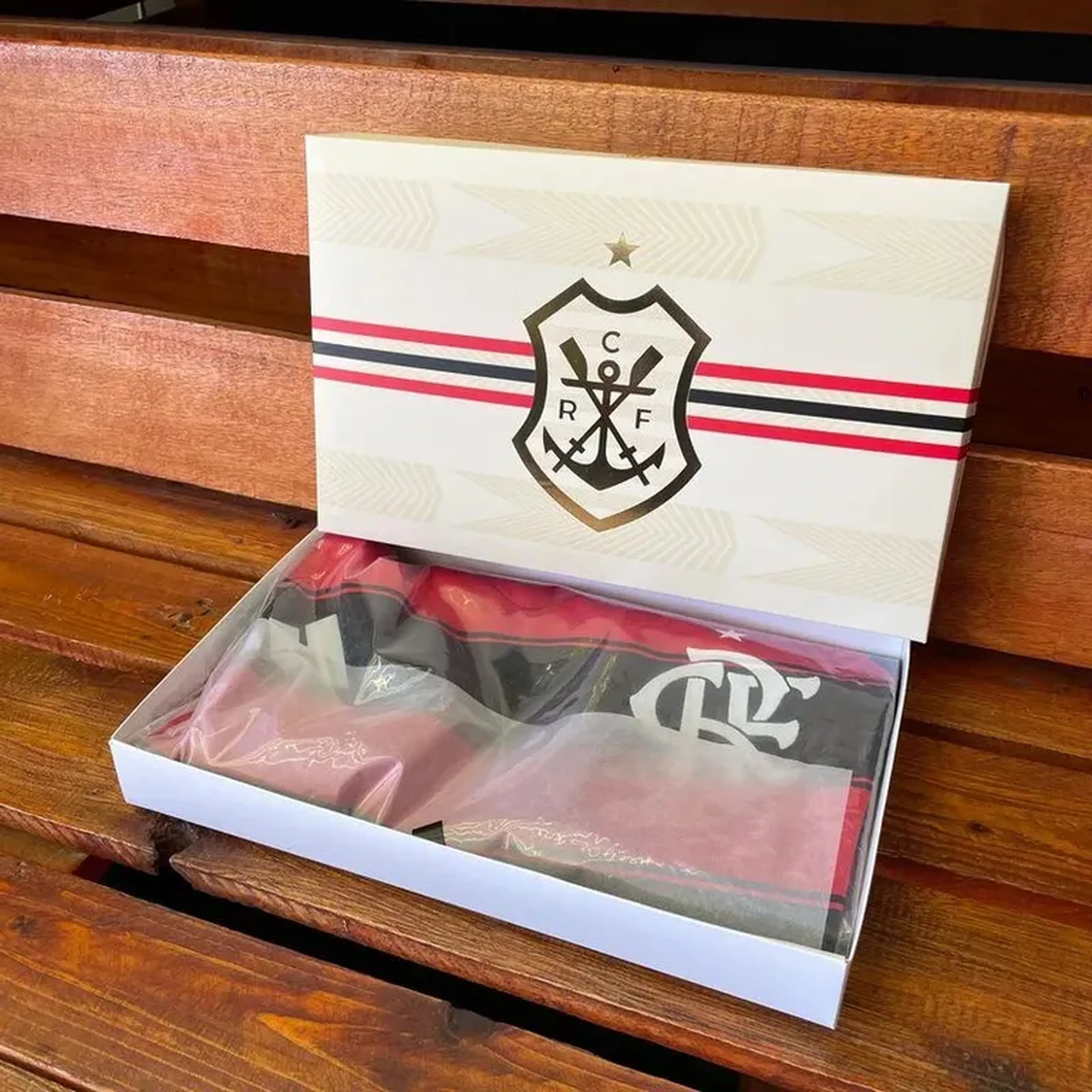 📦 Caixa Presente Flamengo Bege – Escudo Dourado imagem