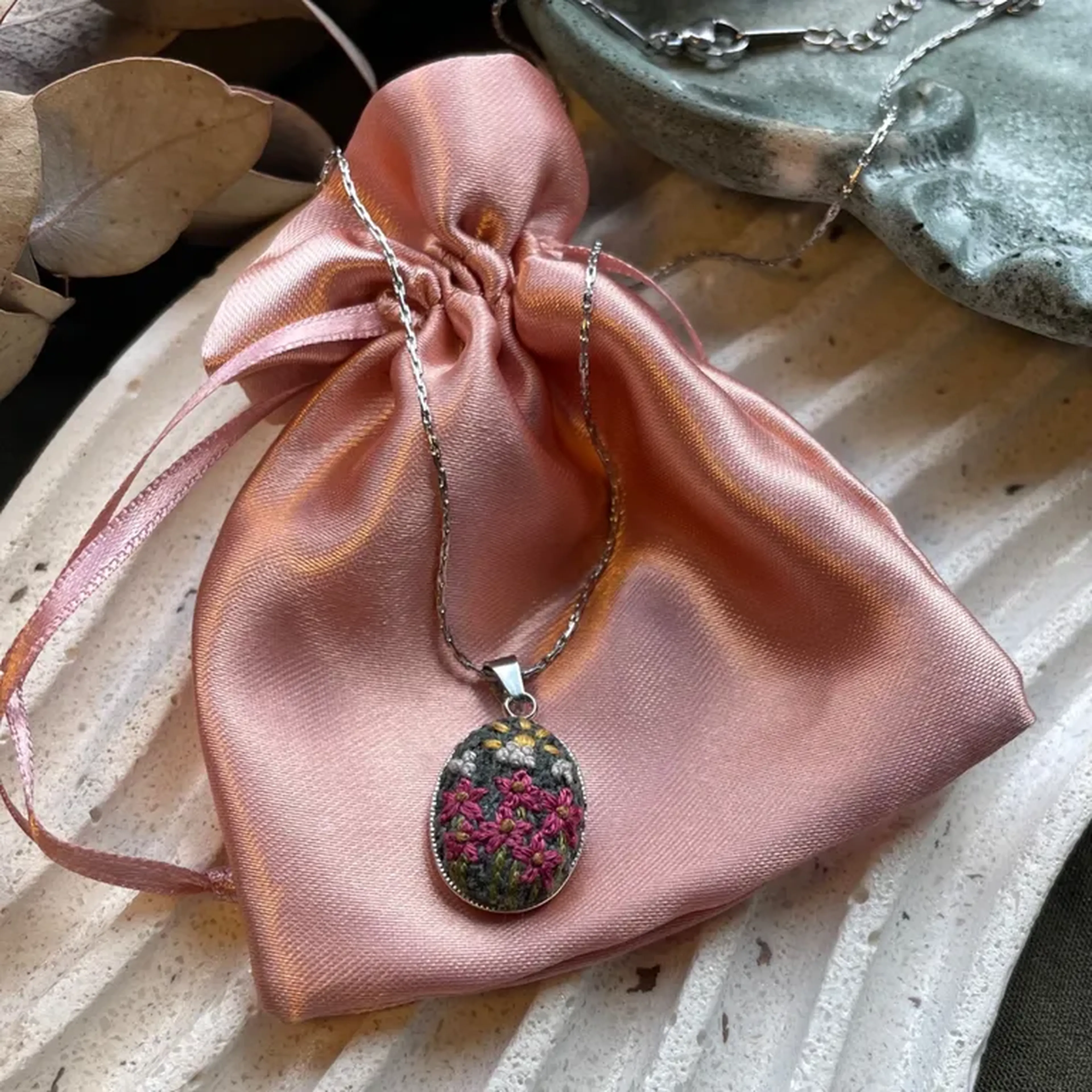 Colar prata com bordado de jardim com flor rosa imagem