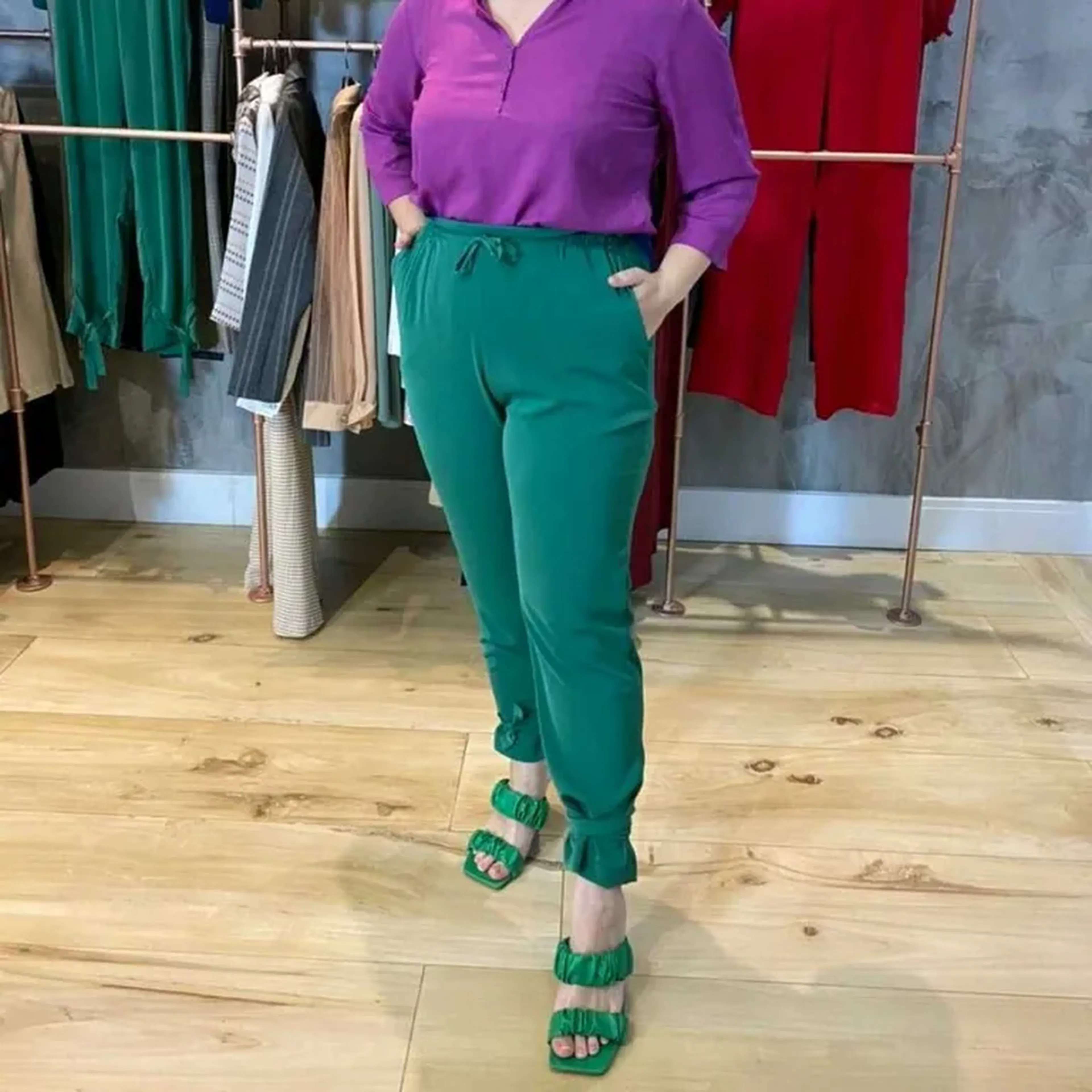 Calça Crepe de Seda estilo Jogger imagem