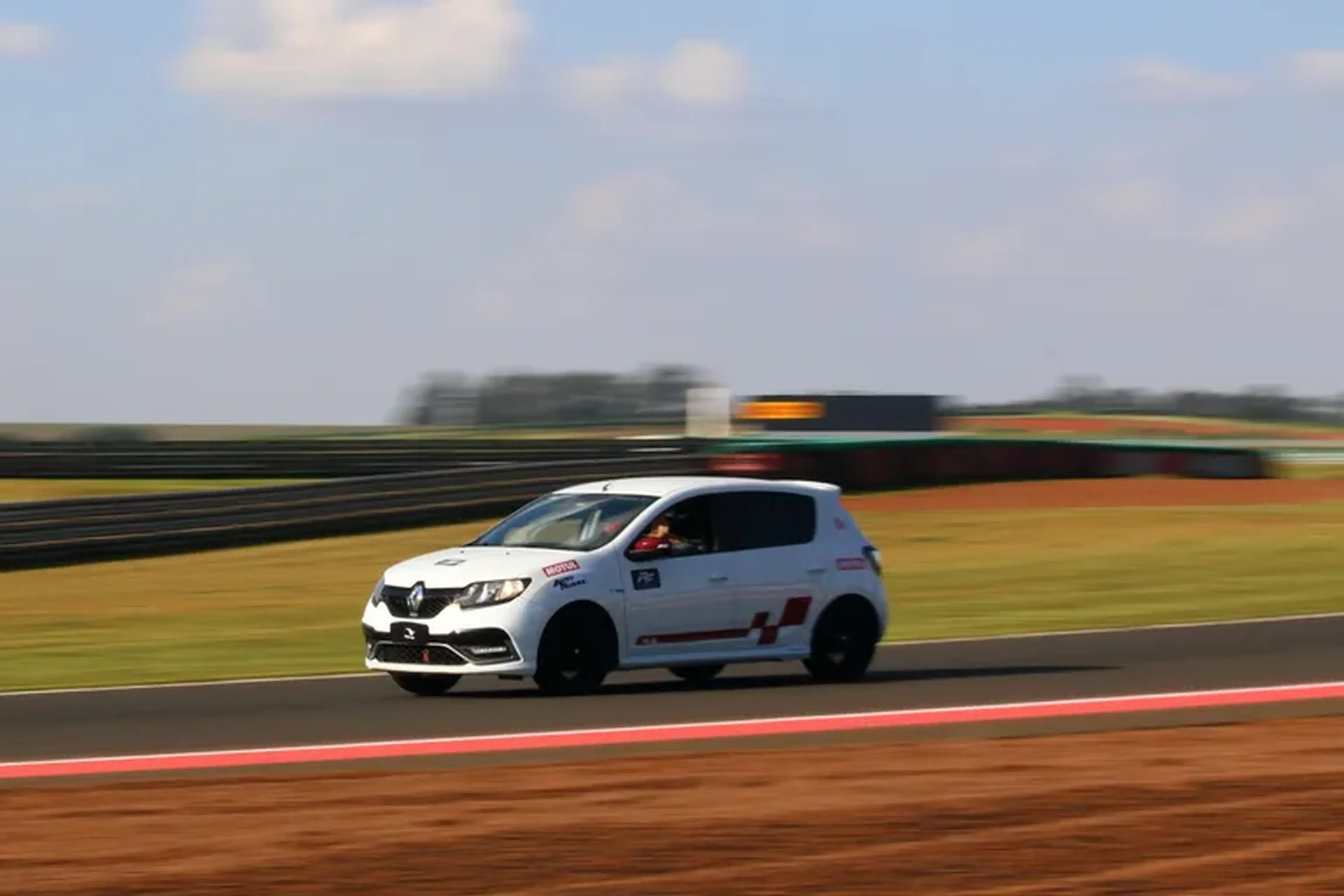 Aluguel Sandero RS - 5 voltas Circuito Panamericano imagem