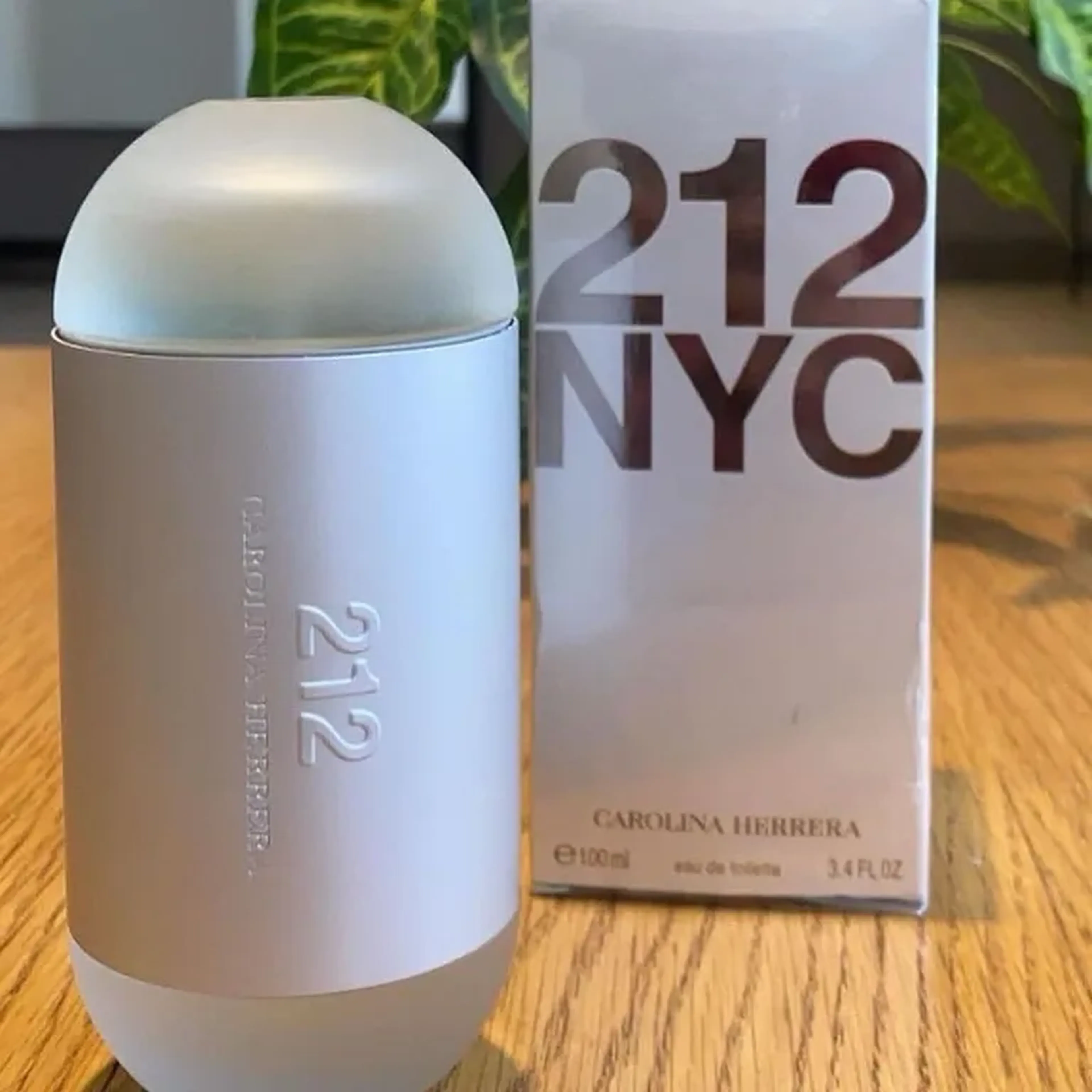 CAROLINA HERRERA 212 NYC imagem