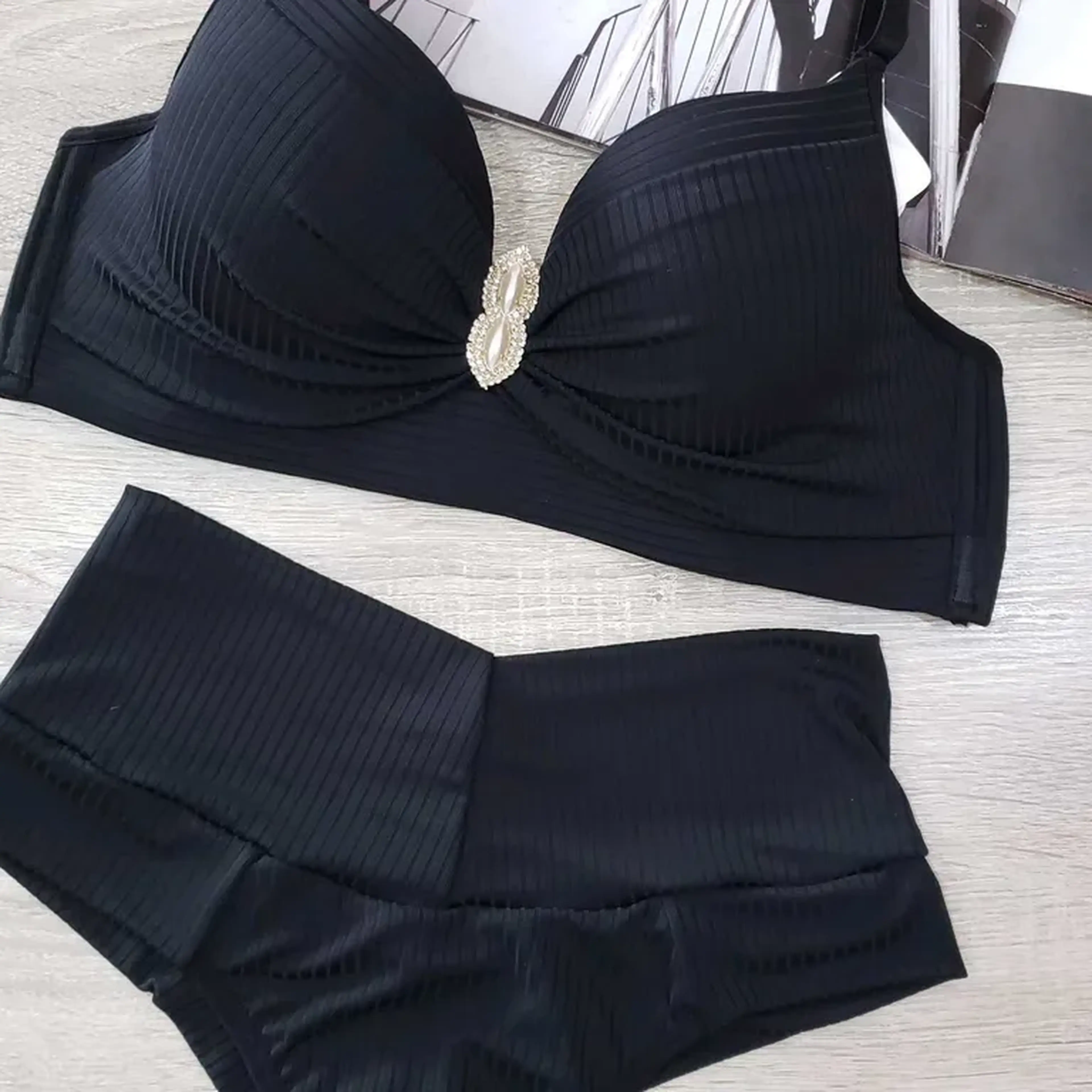 conjunto preto com broche imagem