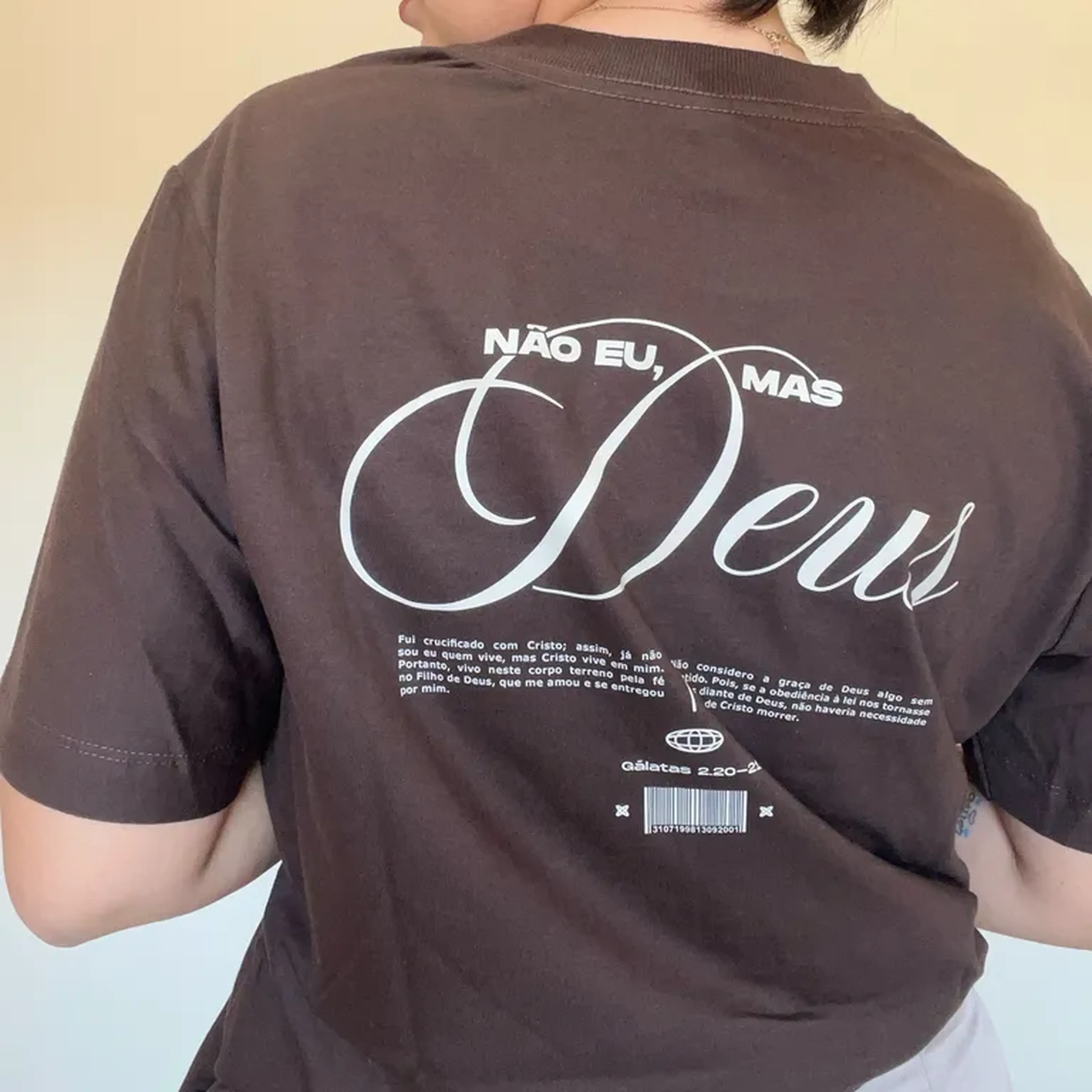 Camiseta Não eu, mas Deus marrom G1 imagem