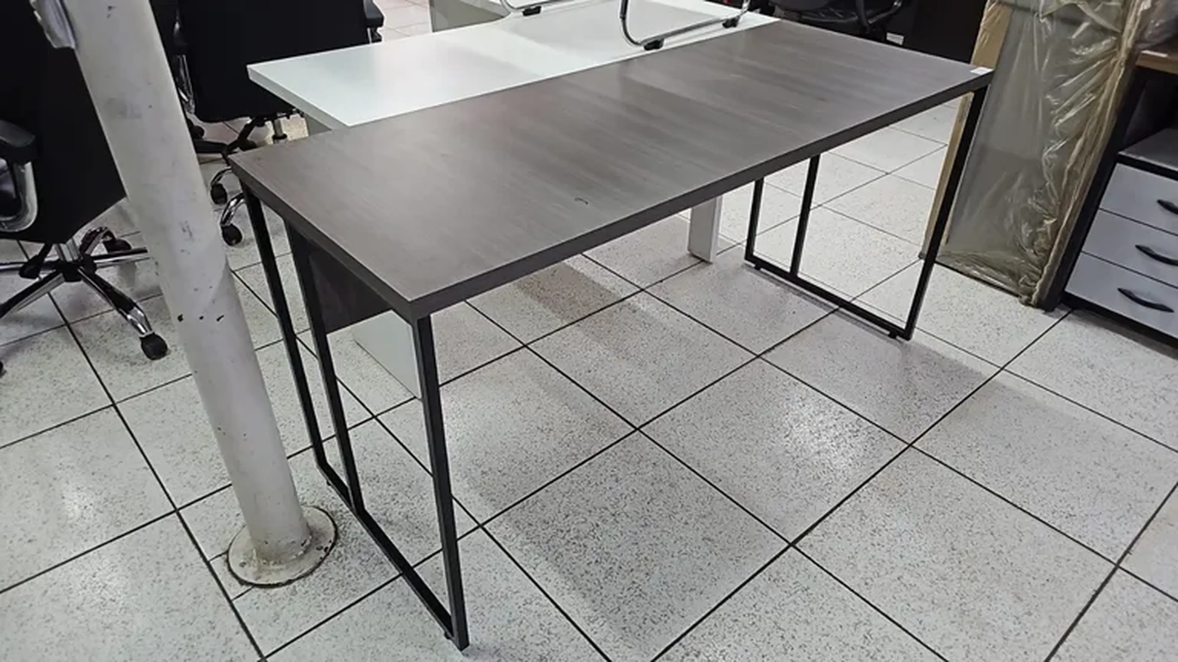 MESA SEM GAVETAS 150X60X74 TAMPO BORDA 30MM FITADO - (COM SAIA) imagem