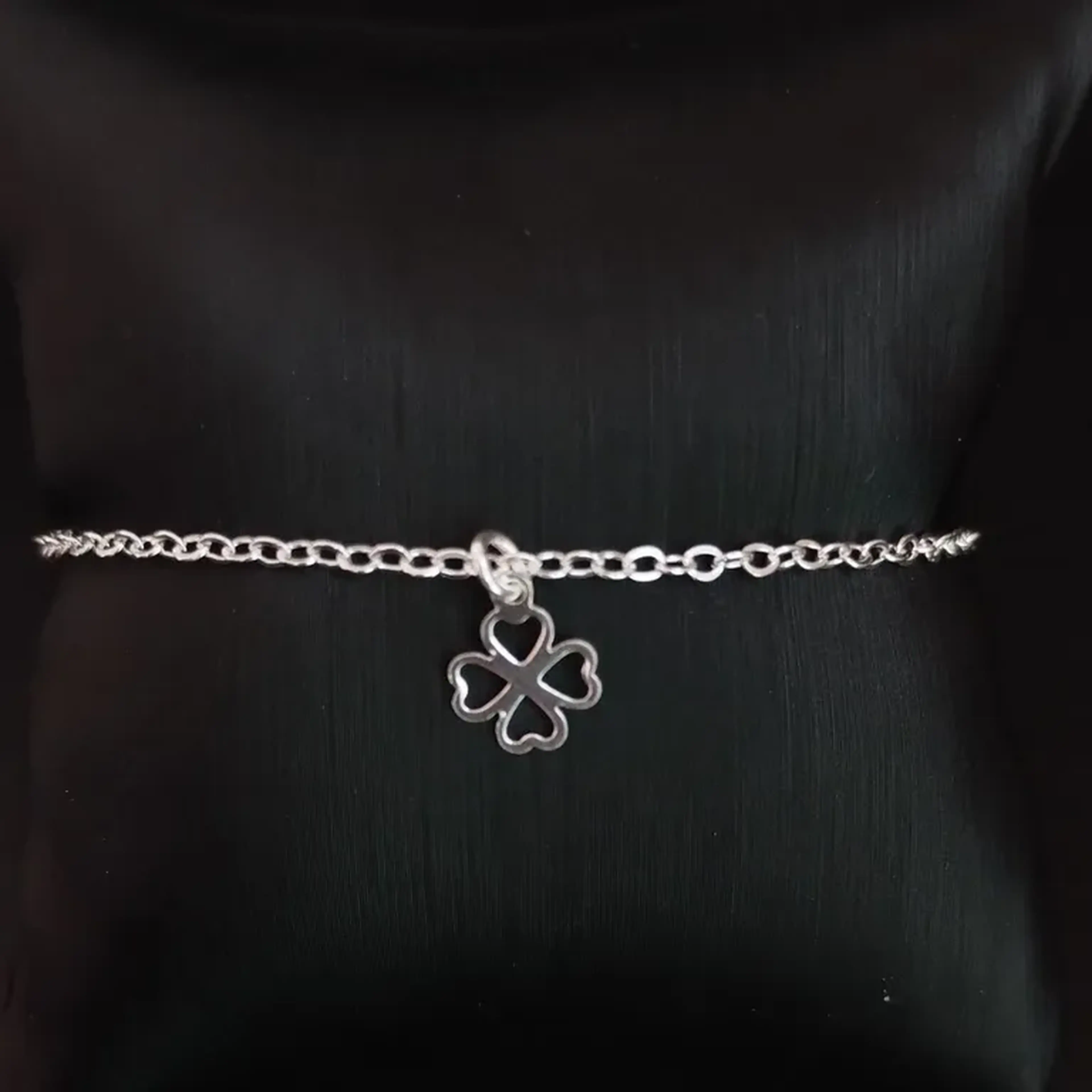 Pulseira com um trevo vazado pendurado. imagem