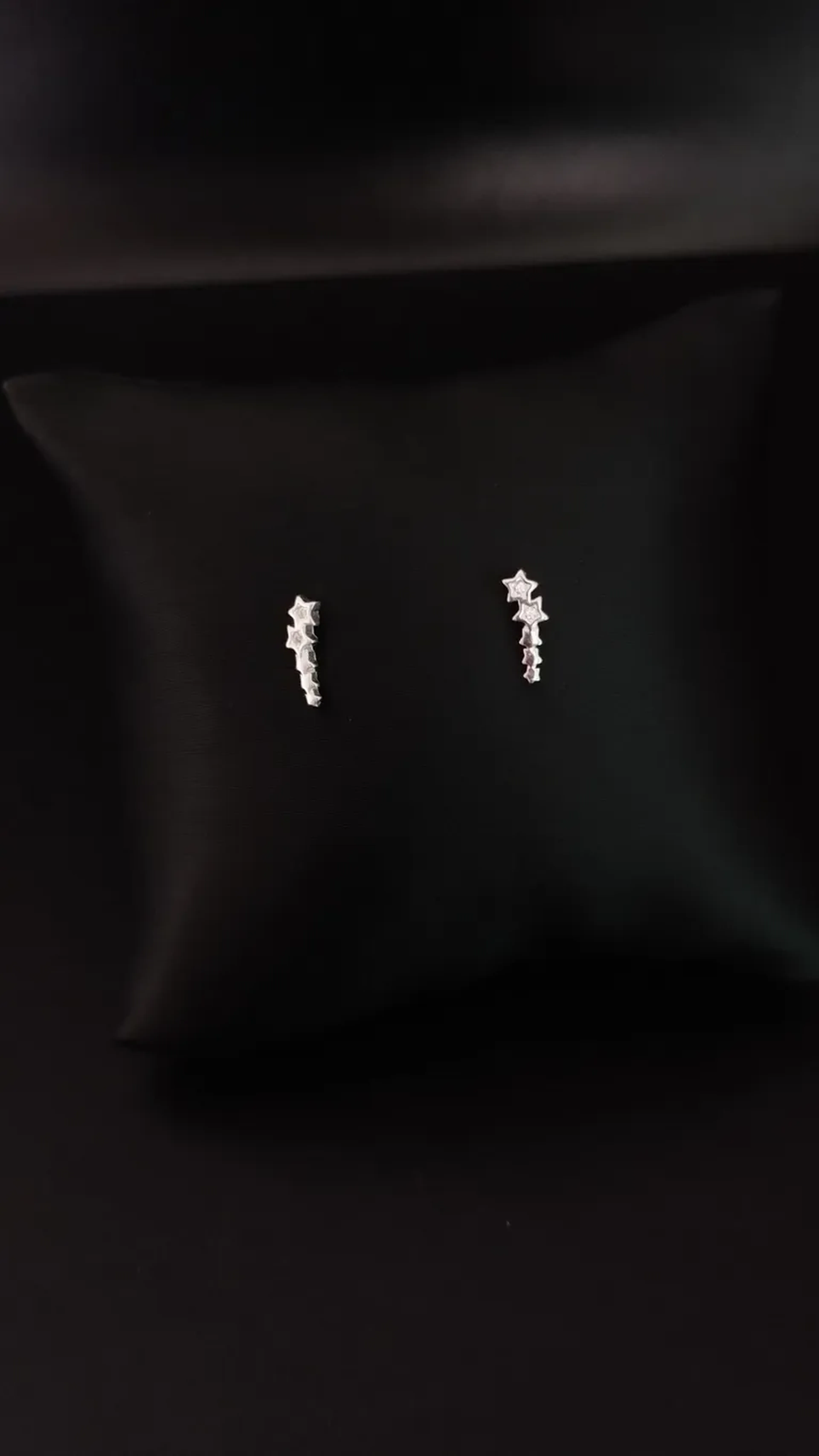 Brinco pqno de Prata 925 com Zircônias Cravejada imagem