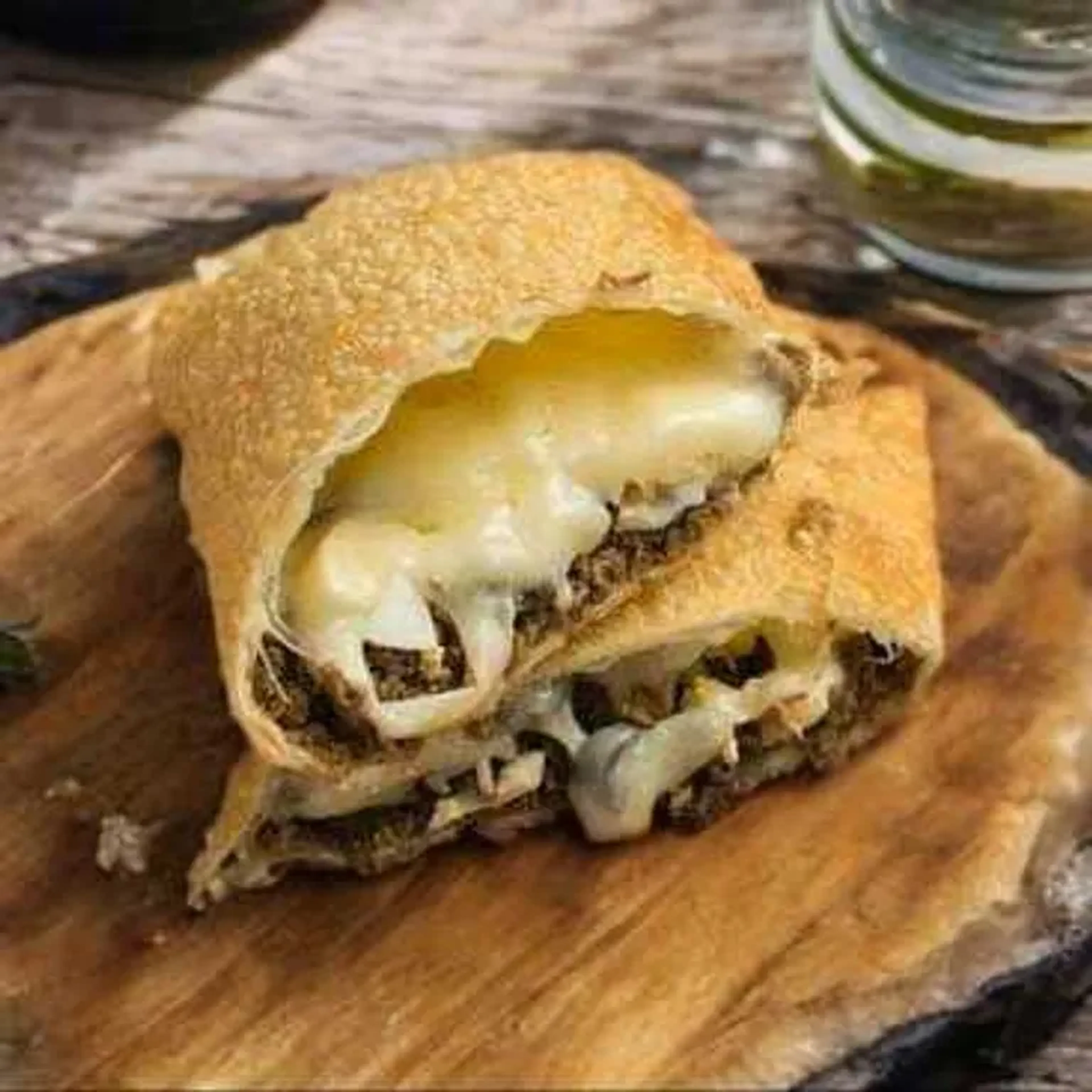 PASTEL DE CARNE E QUEIJO imagem