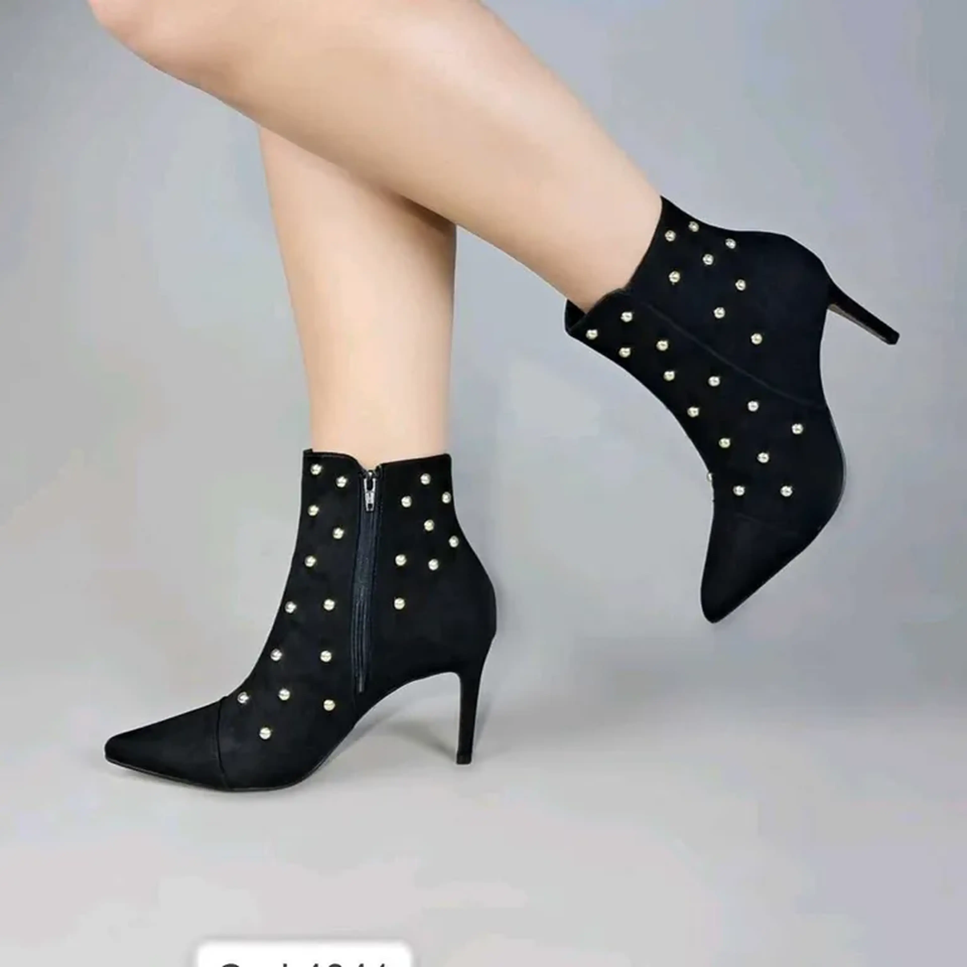 bota SUEDE preto com tachas meia esferas salto 7 imagem