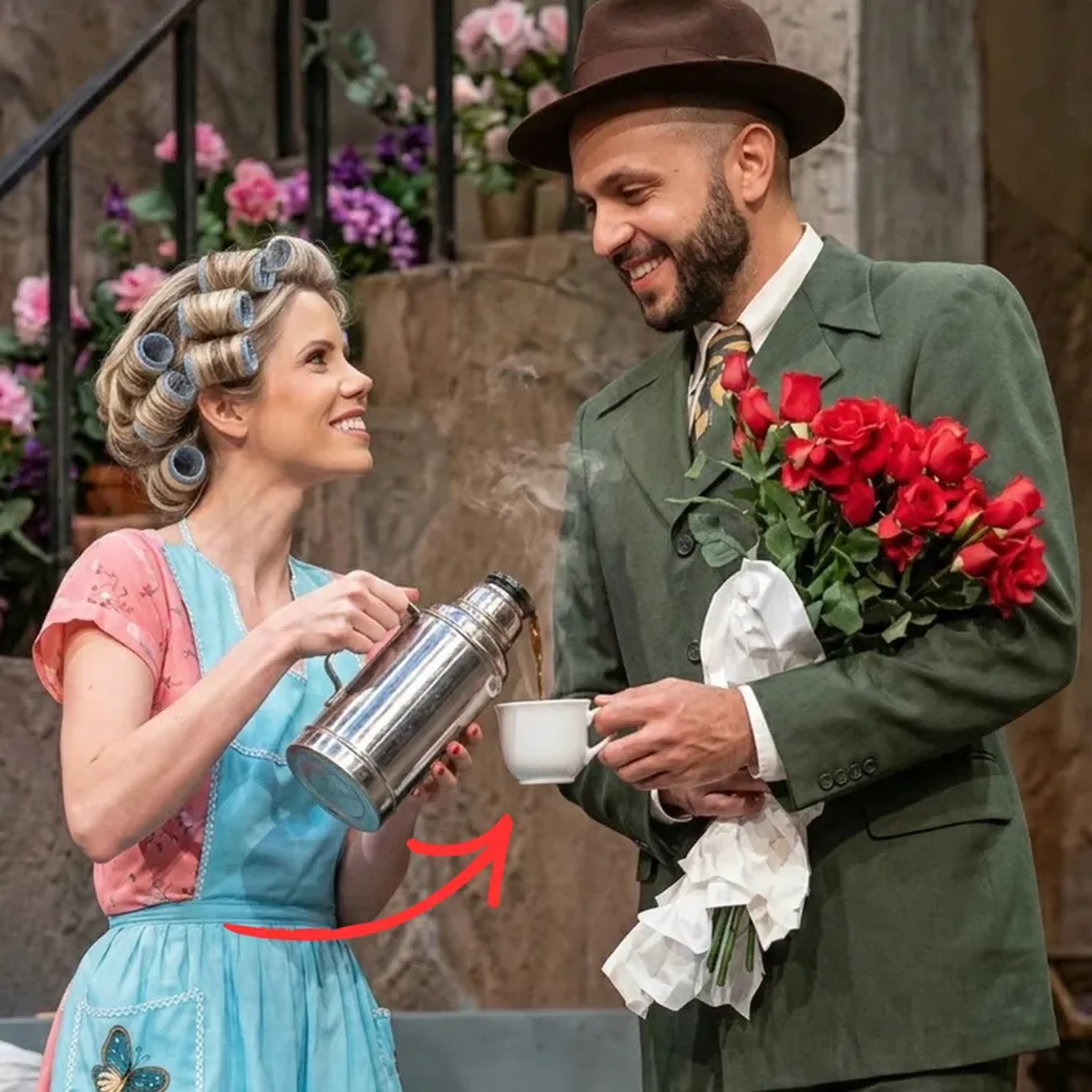 PRESENTE: JOGO DE XICARAS para os noivos tomarem uma xícara de c imagem