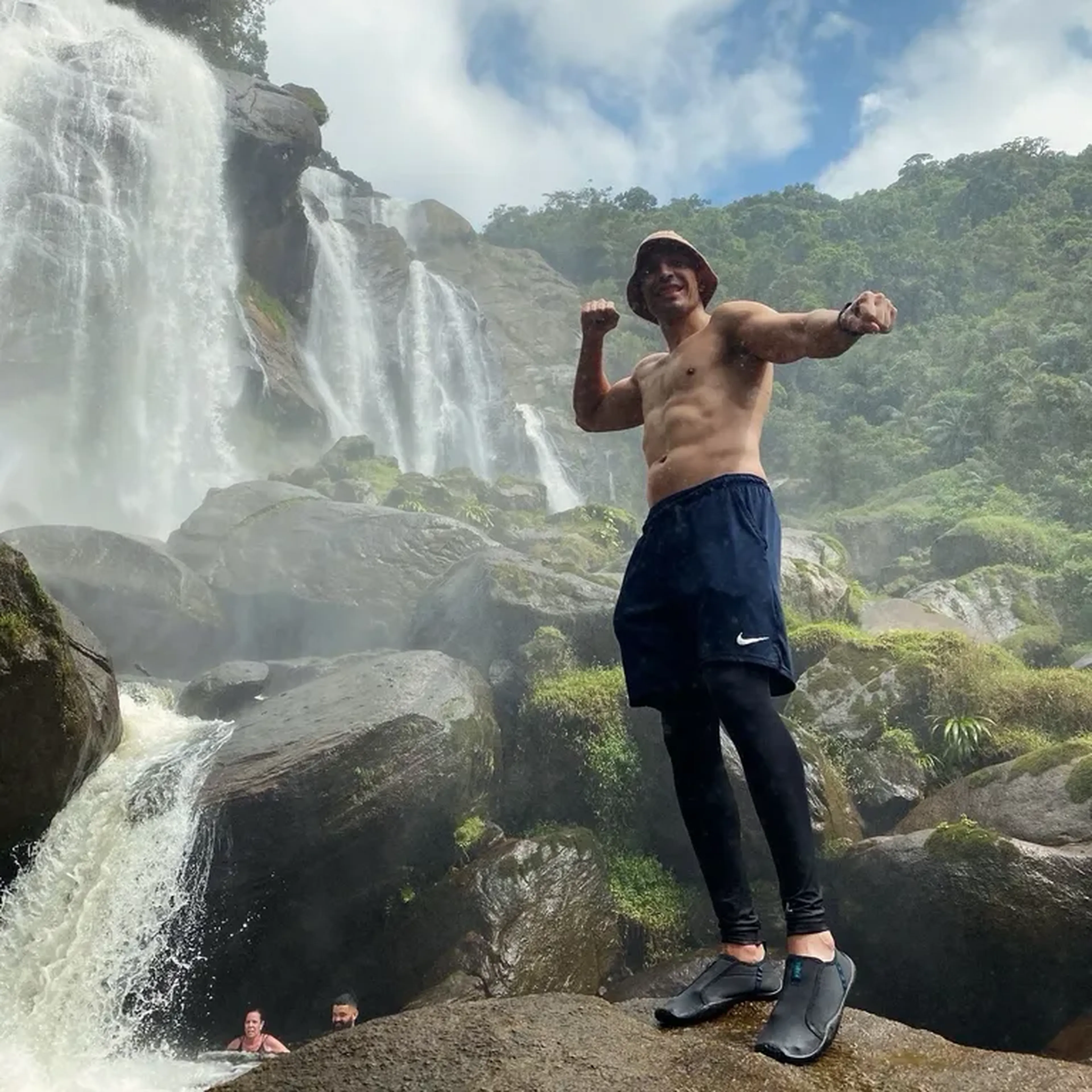 (11-01) Cachoeira do Elefante em Bertioga imagem