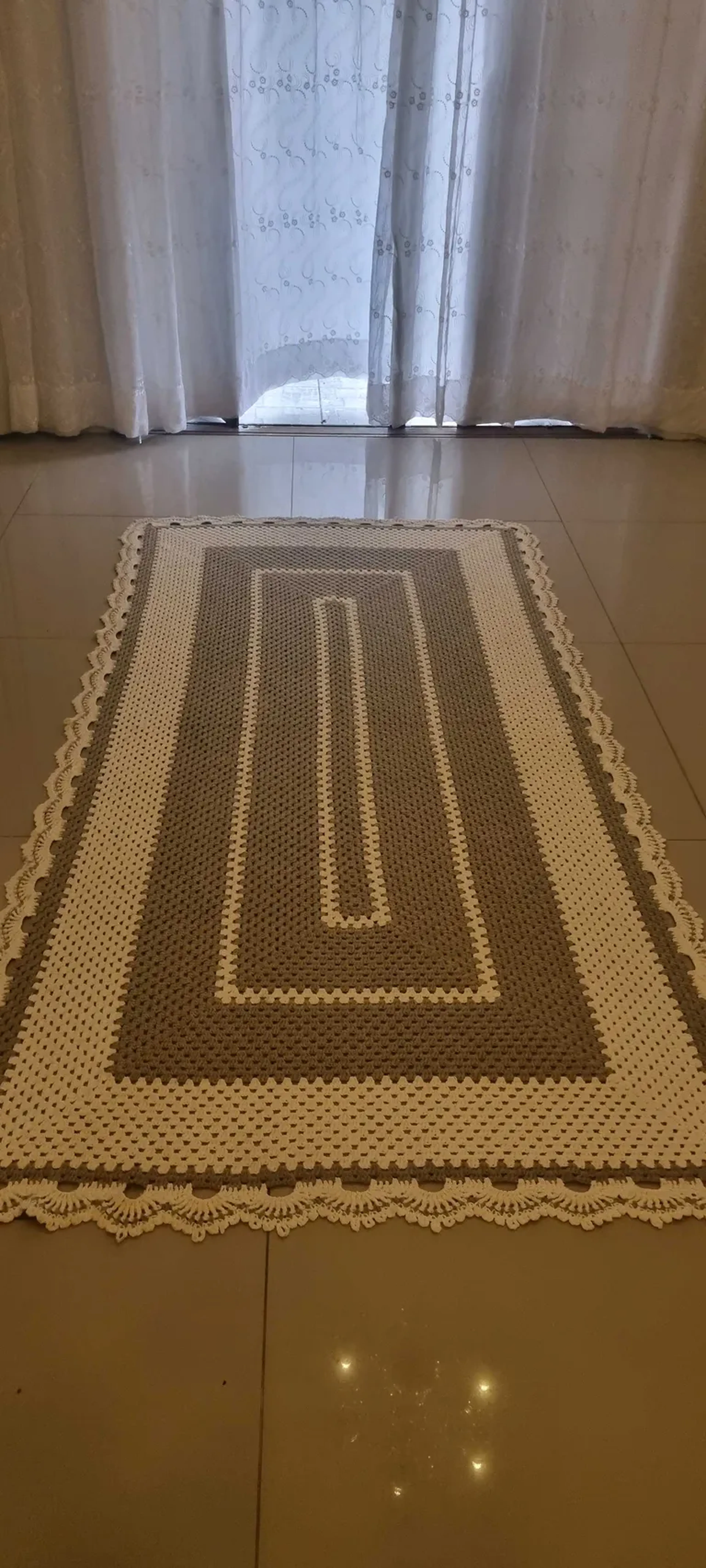 Tapete Brilhante em Crochê. Medidas: 2,50X1,26 imagem