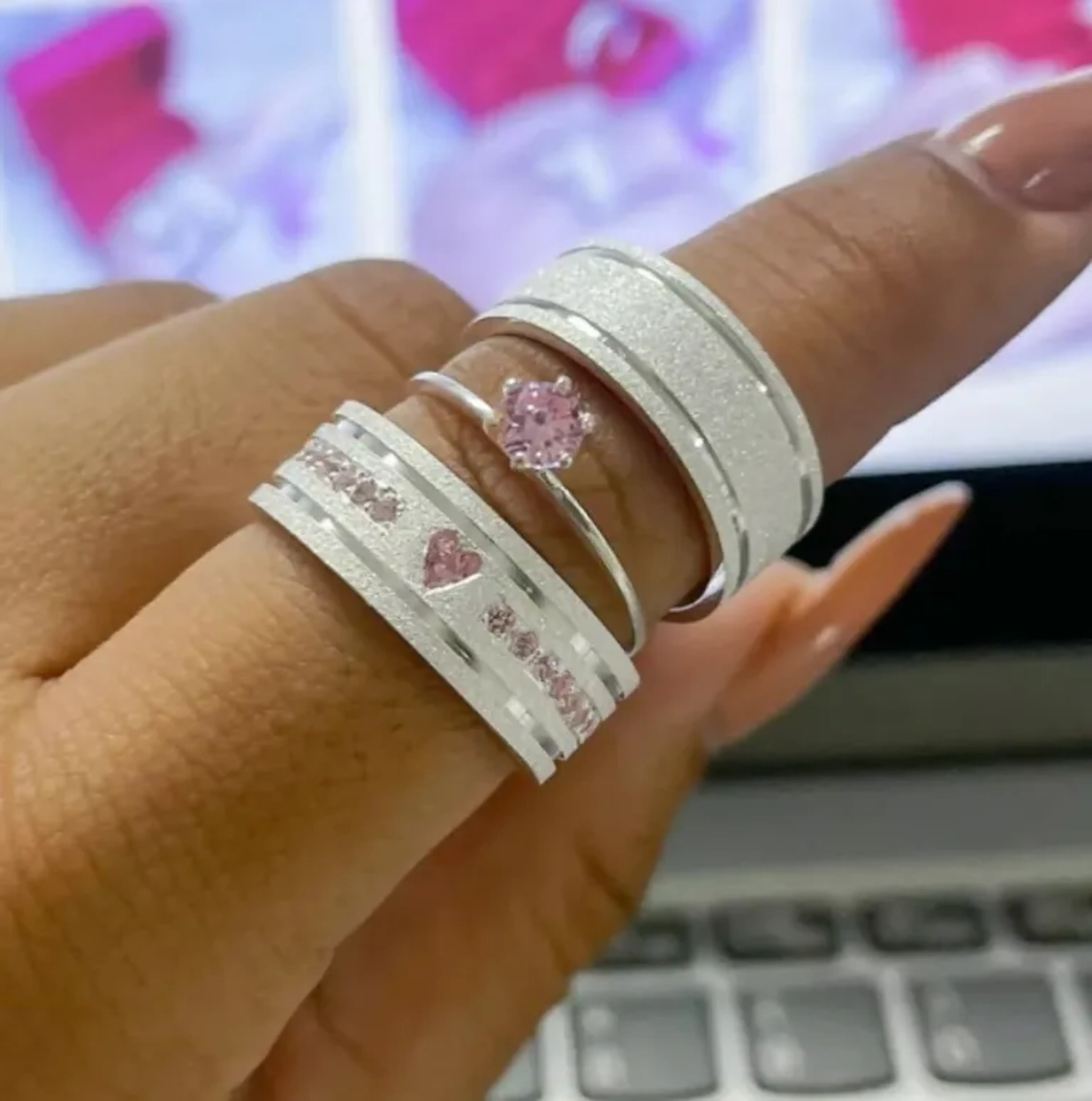 Par de aliança 8MM cravejada coração rosa imagem