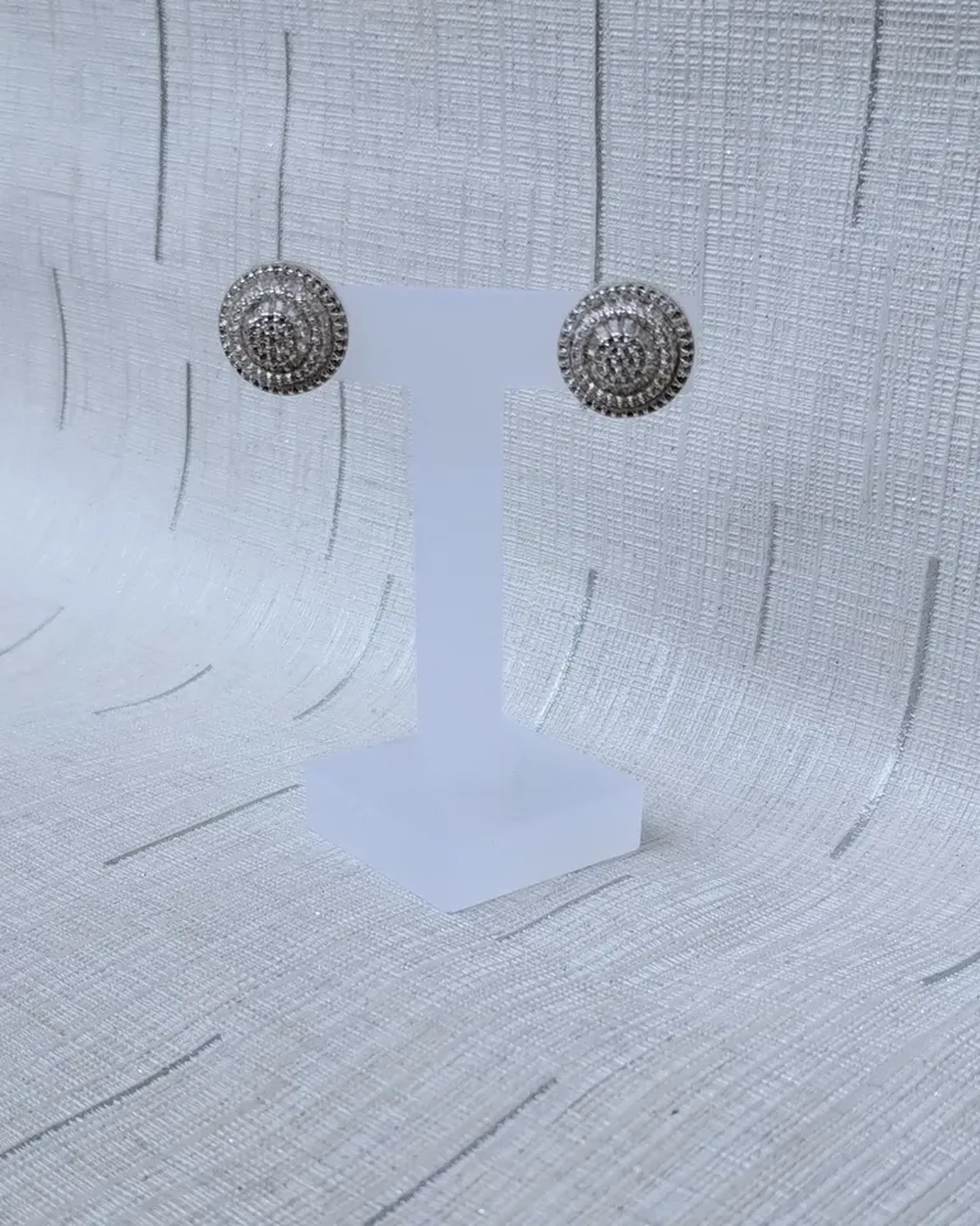 Brincos Redondos com Zircônias Cravejadas em Prata 925 imagem