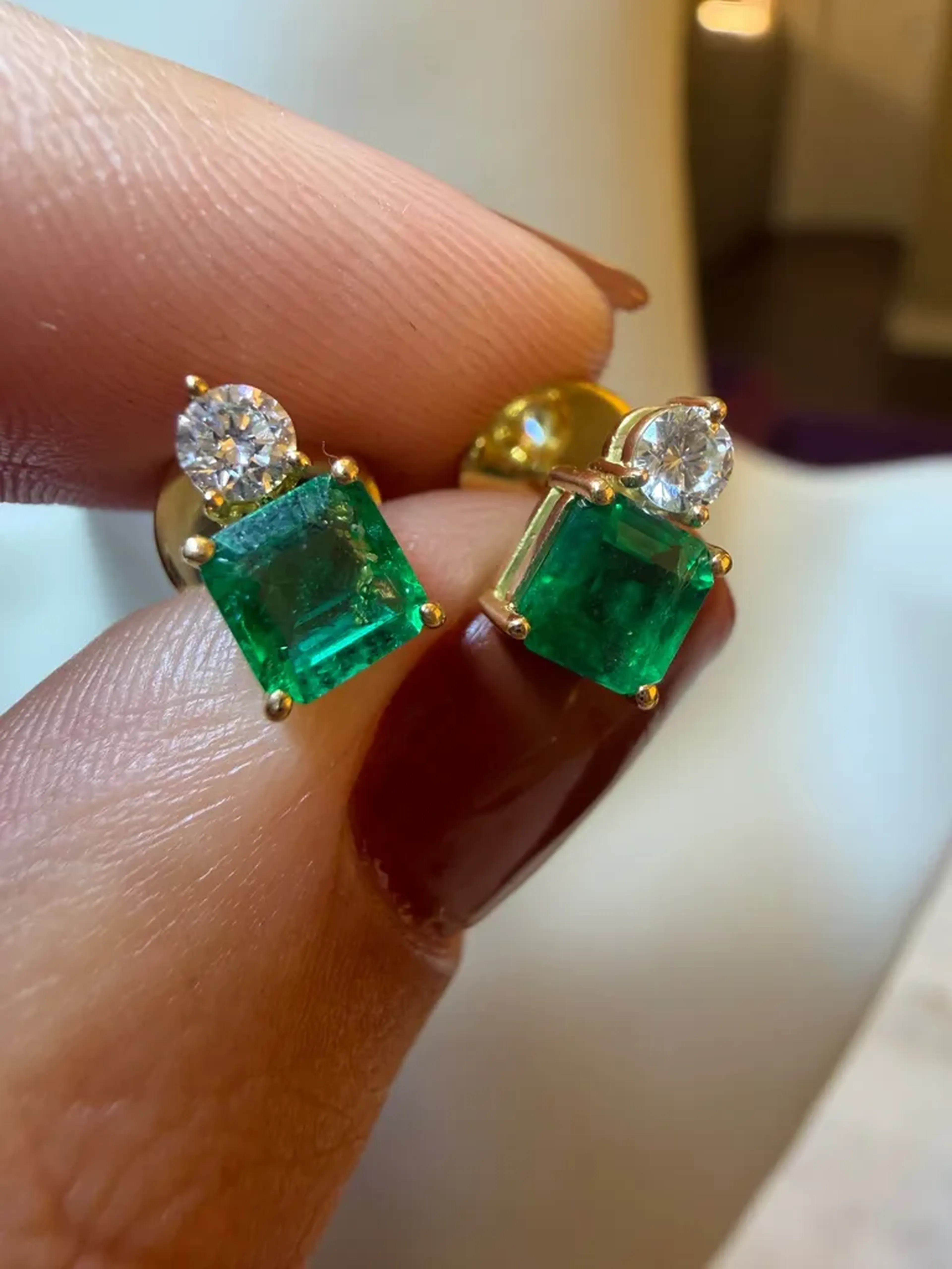 Brinco de ouro 18k com diamantes e esmeraldas imagem