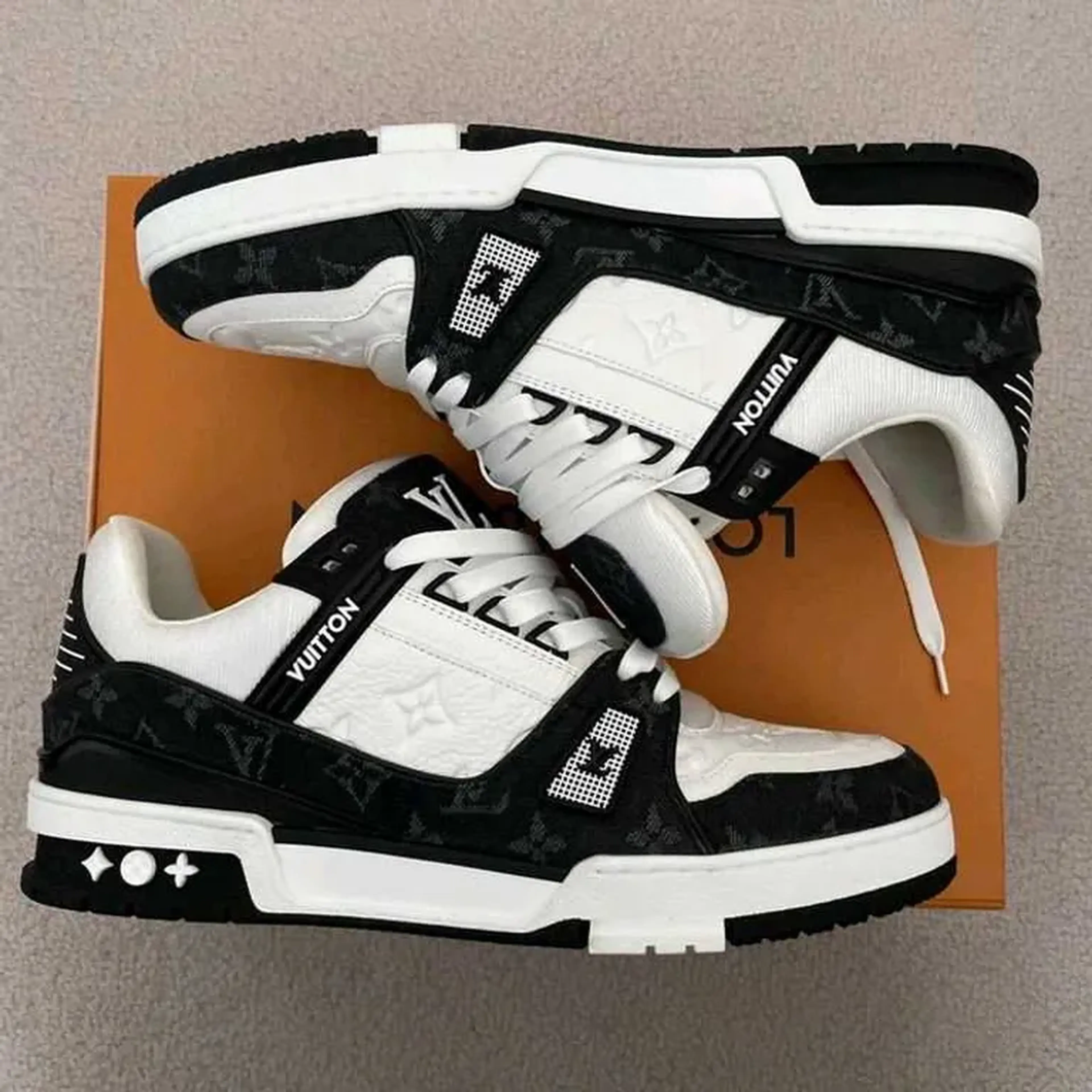 Louis Vuitton LV Trainer Preto - Branco imagem