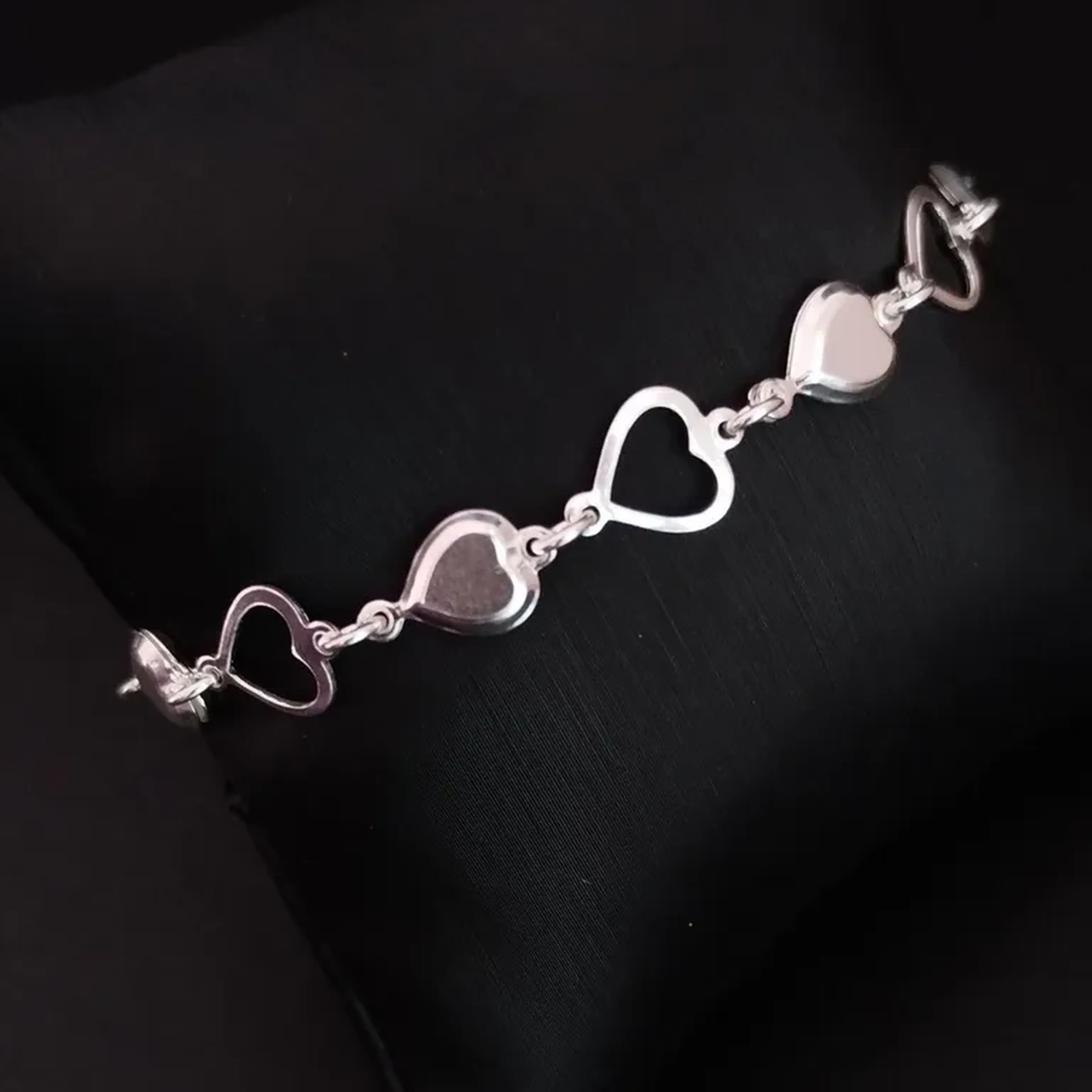 Pulseira com coração vazado e cheio. imagem