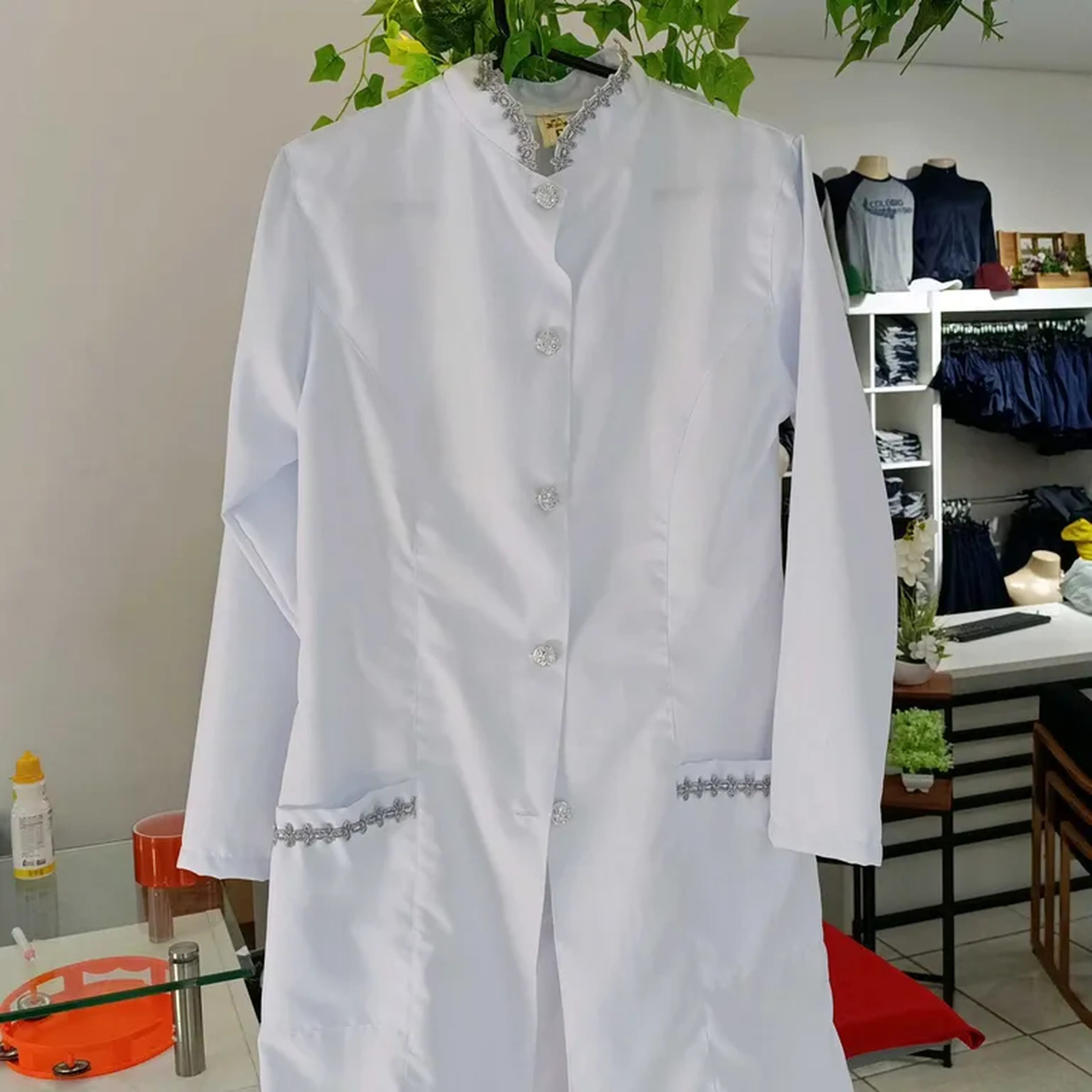 Jaleco feminino gabardine gola padre renda prata imagem