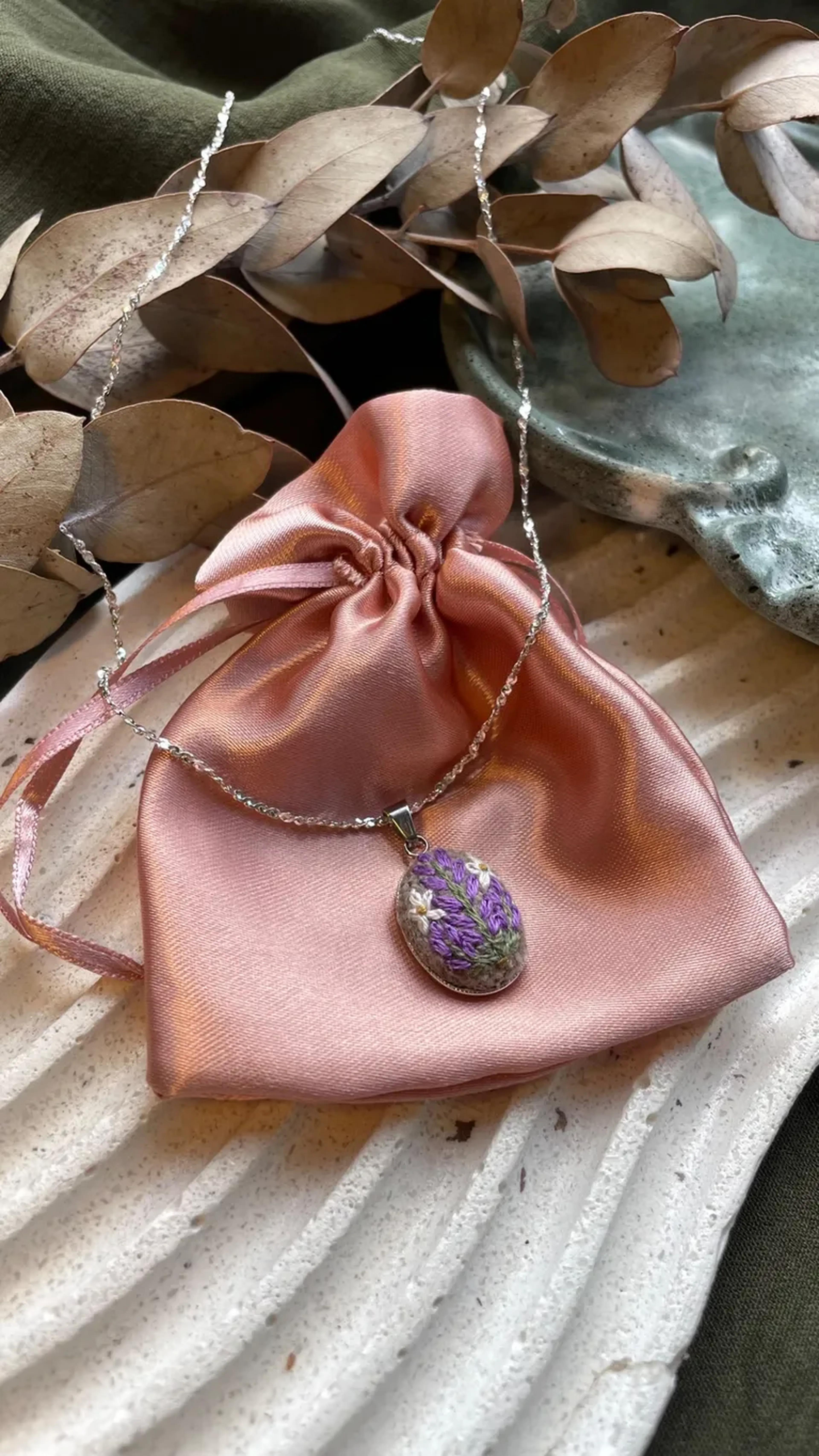 Colar prata com bordado de lavanda e margarida imagem