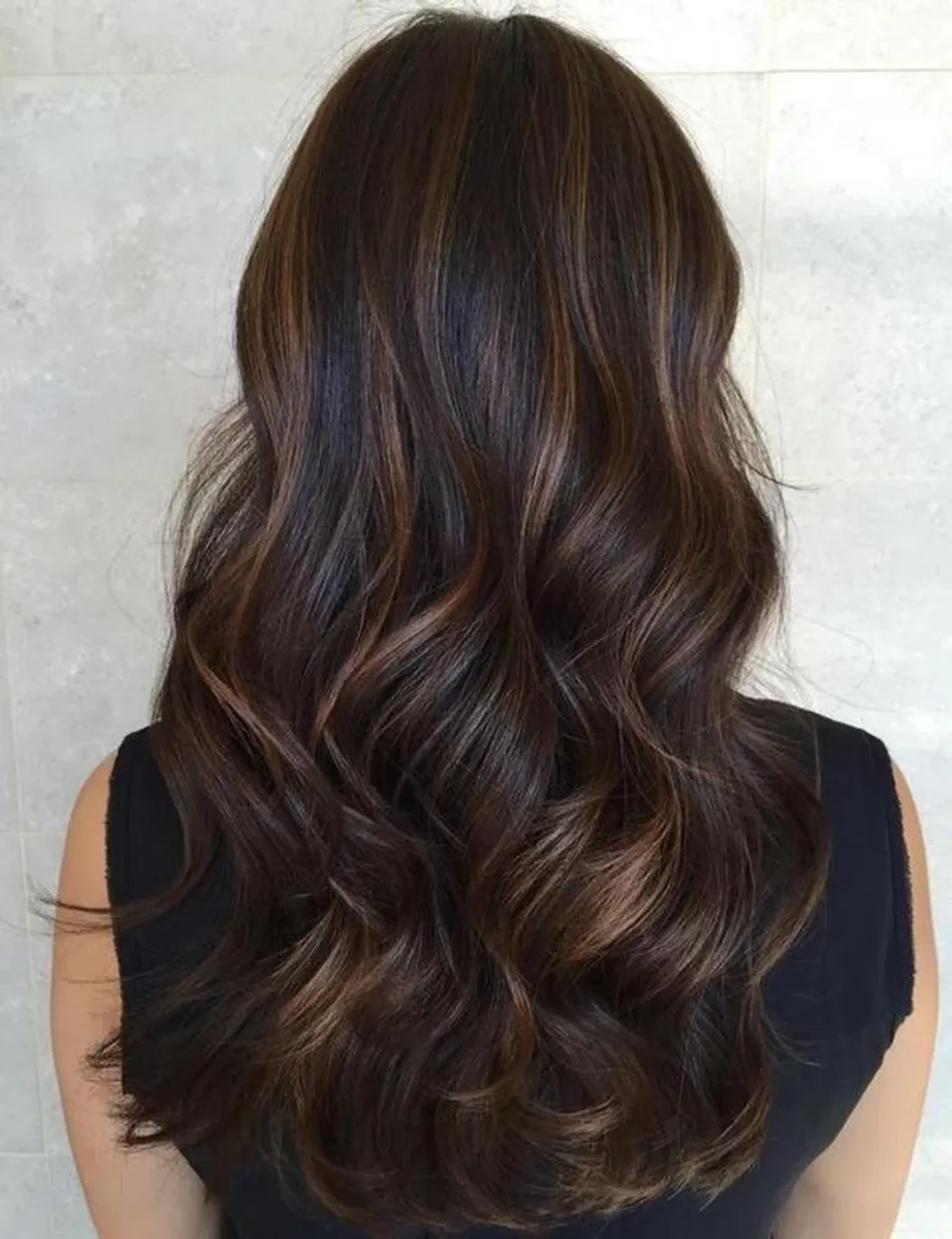 Cabelo morena iluminada caramel imagem