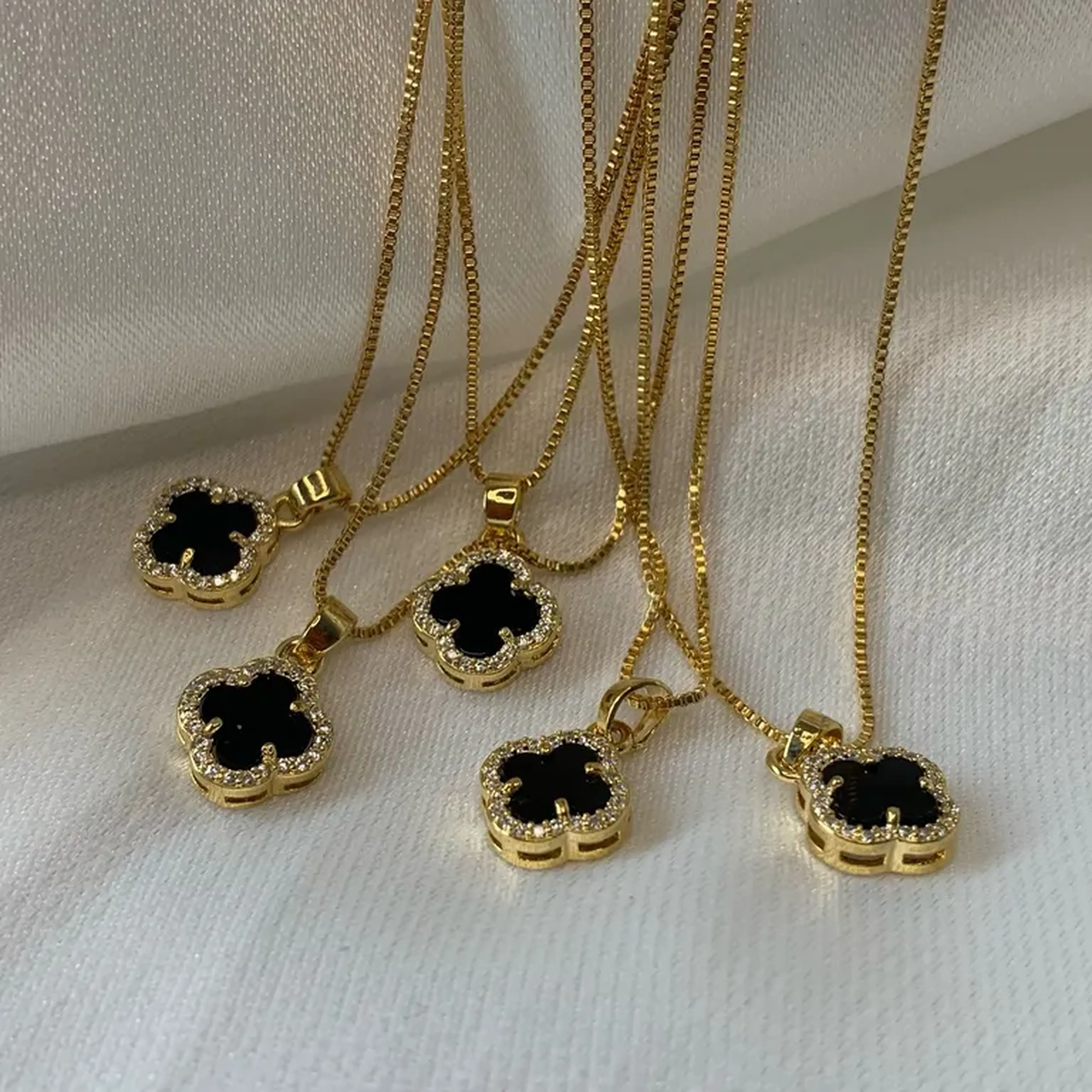 Colar veneziana com trevo em pedra negra com cravação externa imagem