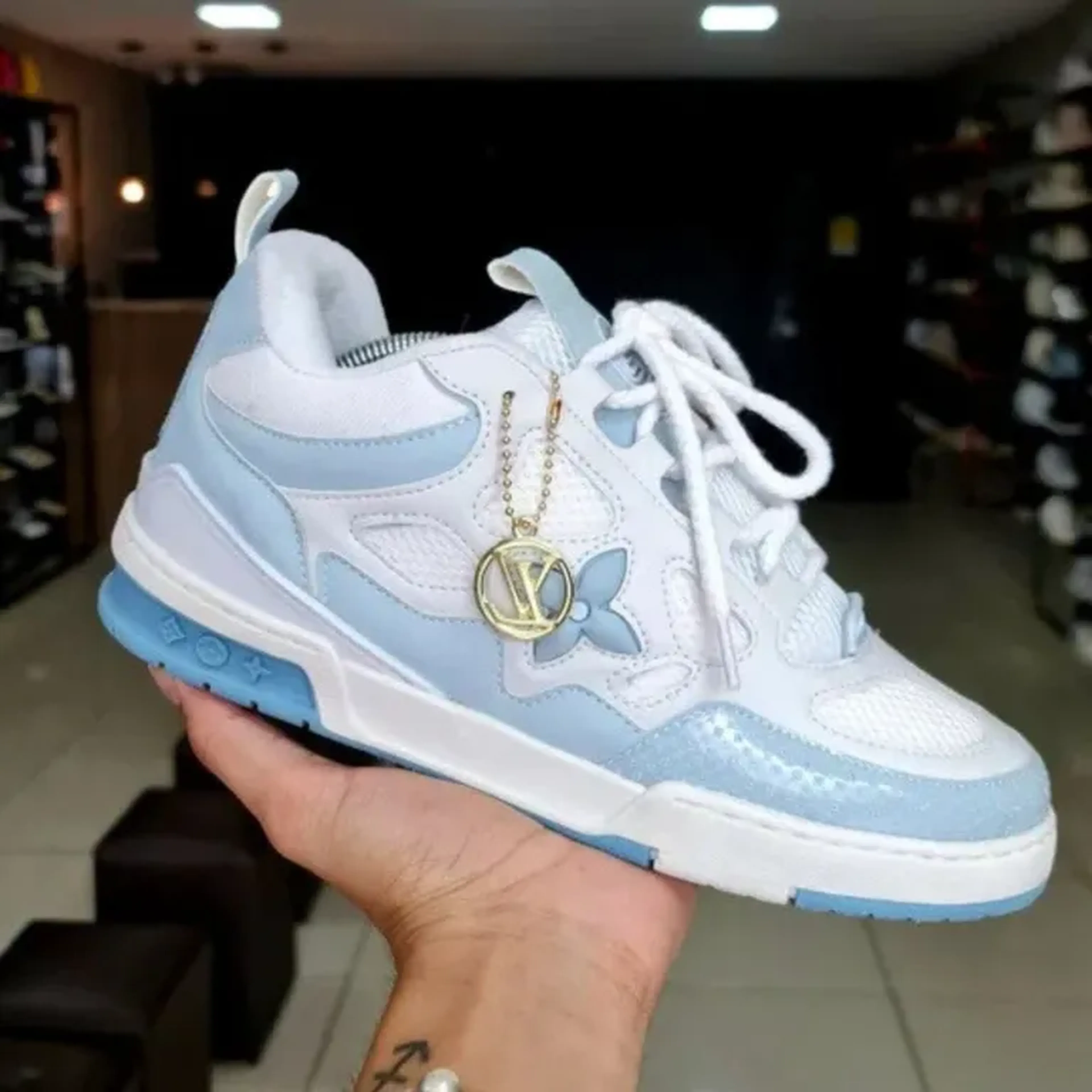 Louis Vuitton Skate Azul e Branco imagem