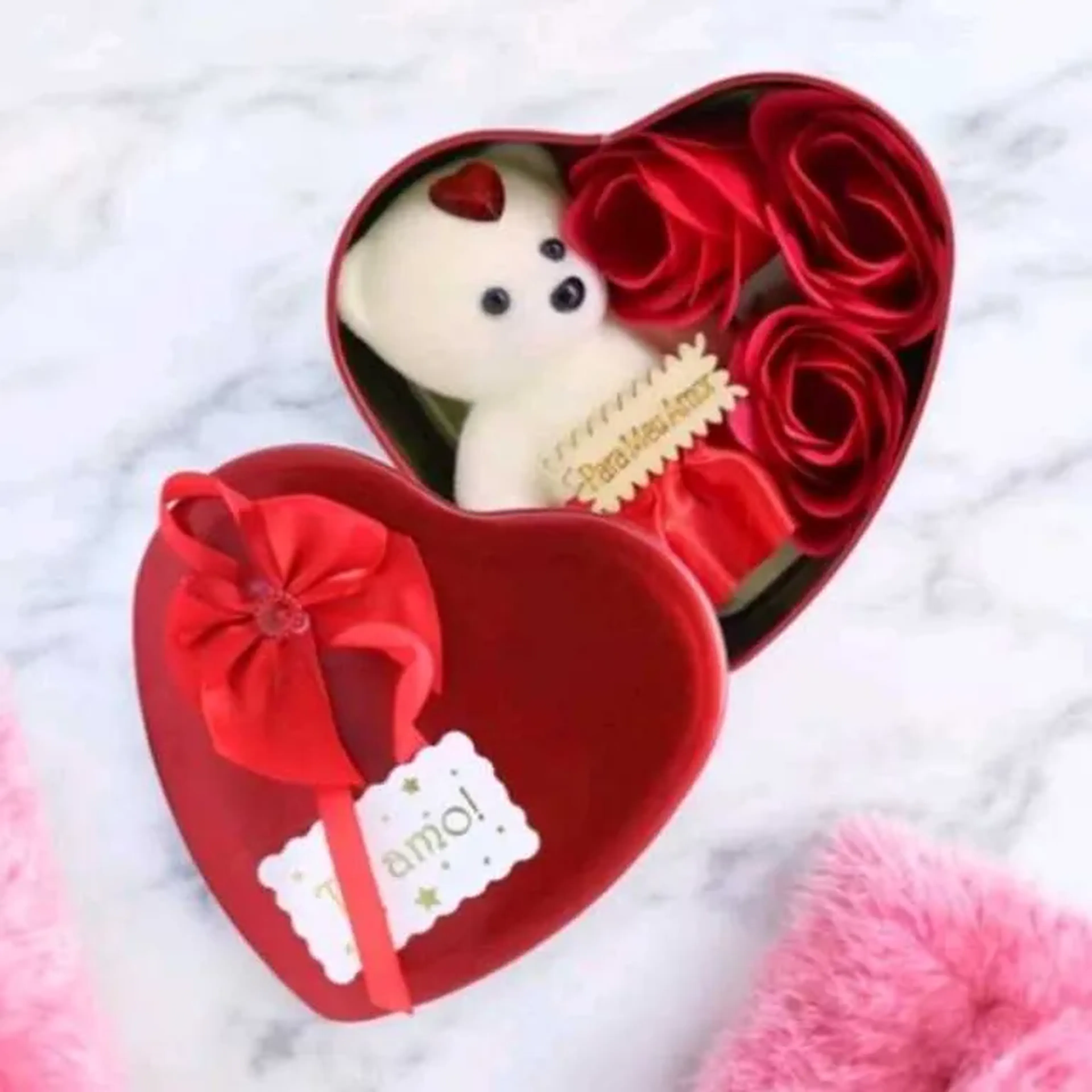 Caixa Coração com Ursinho e Rosas – Presente Romântico imagem