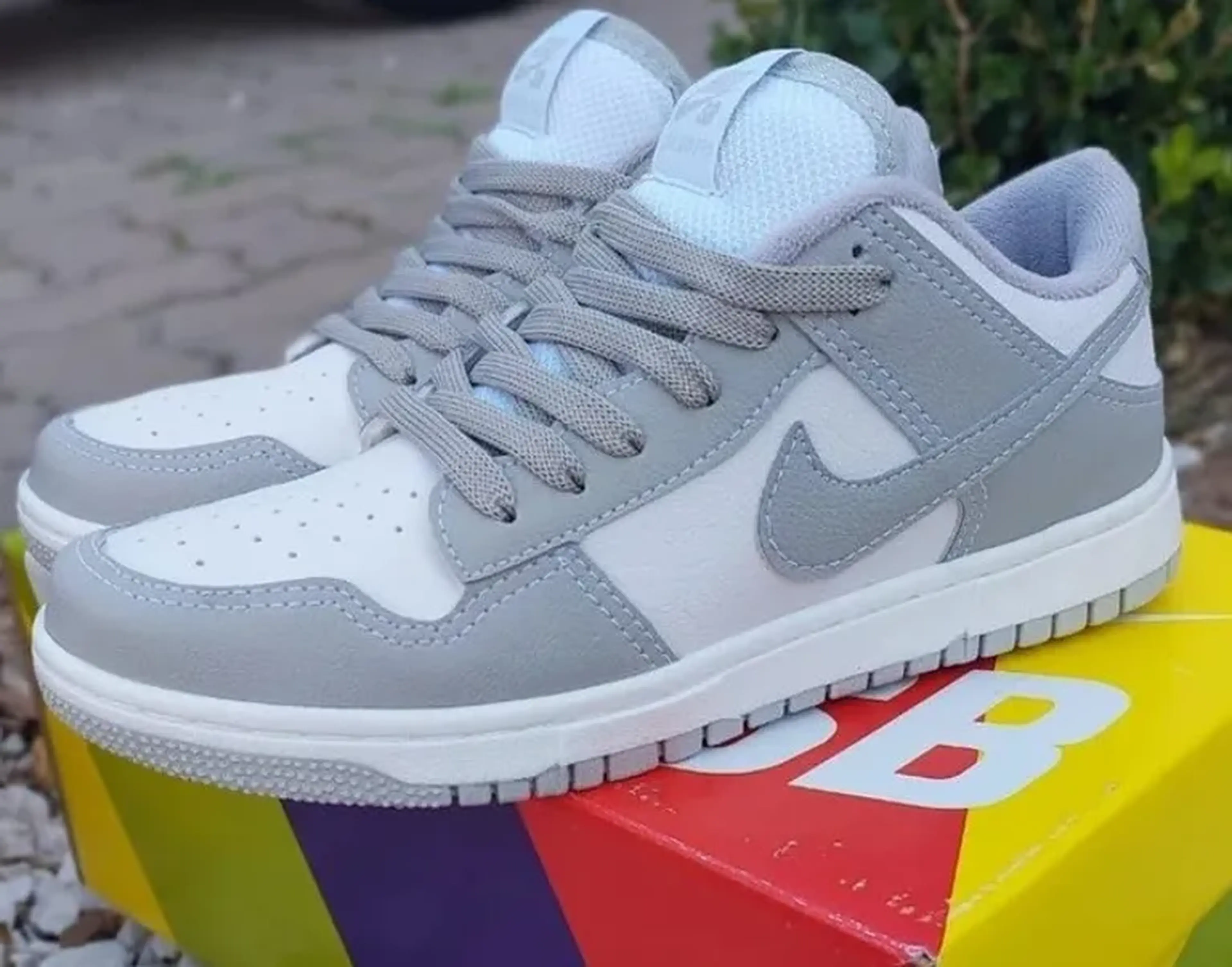 TÊNIS NIKE DUNK LOW SB CINZA COM BRANCO imagem