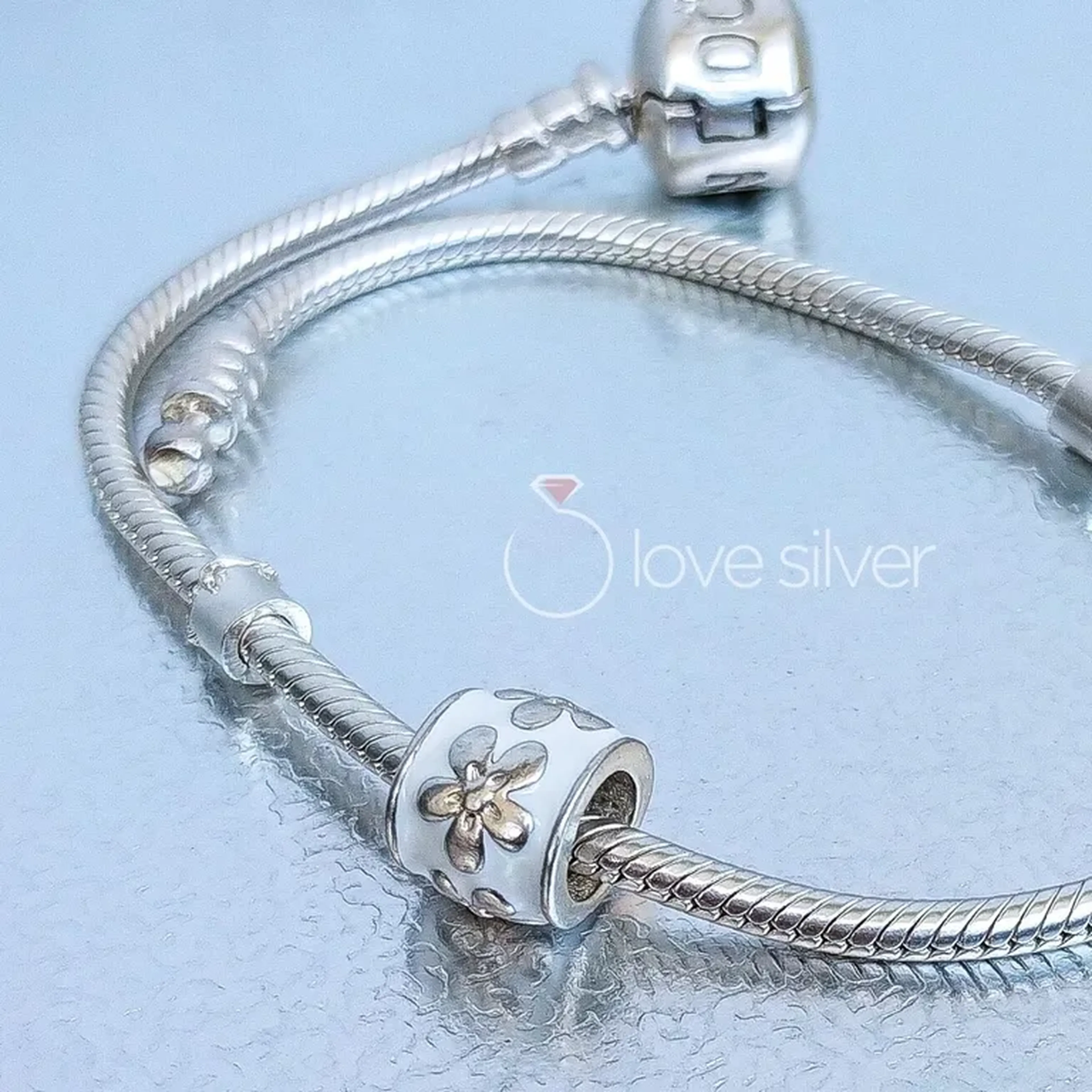 Berloque Floral em Prata 925 com Resina e Detalhe Dourado imagem