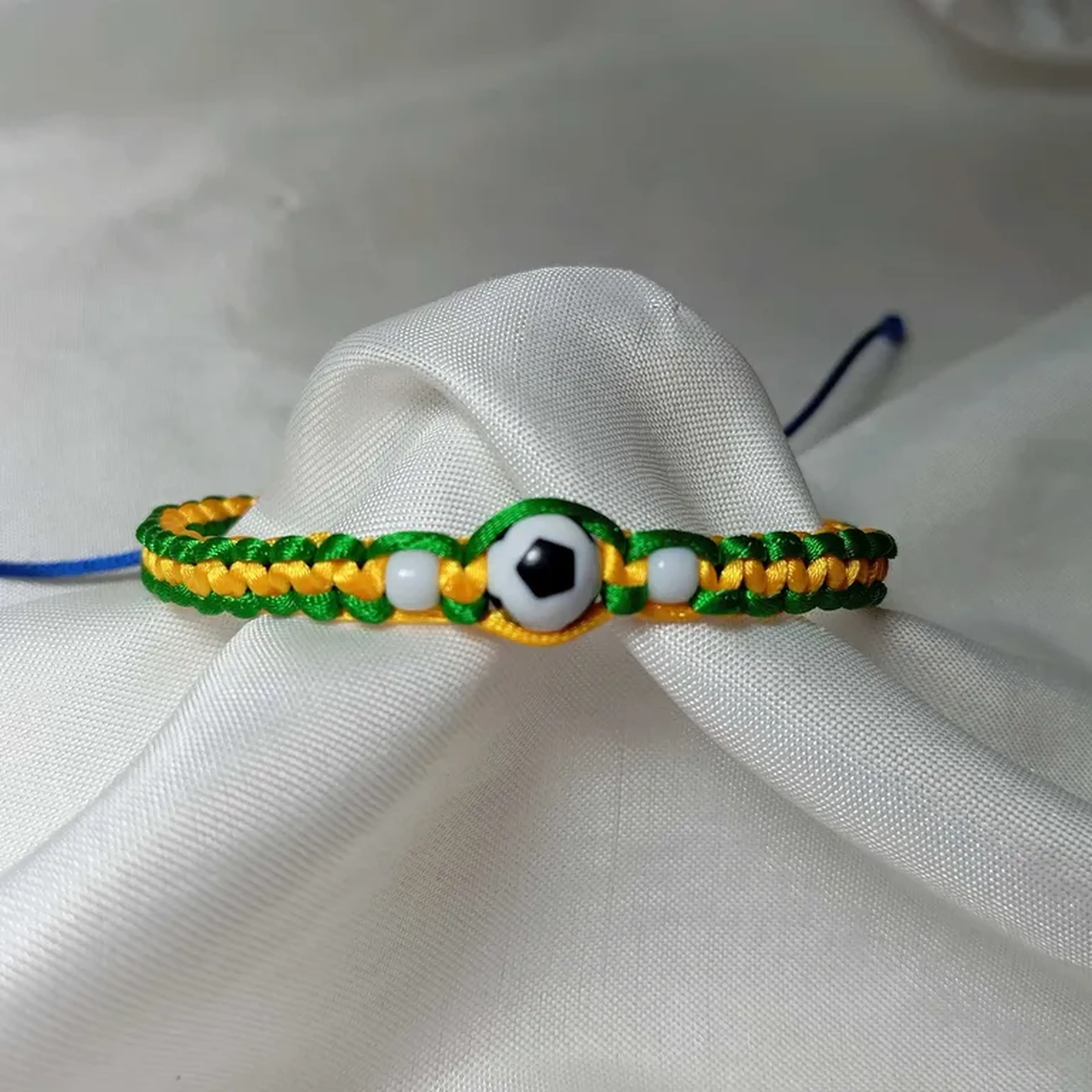 Pulseira Brasil bola de futebol em macramê imagem