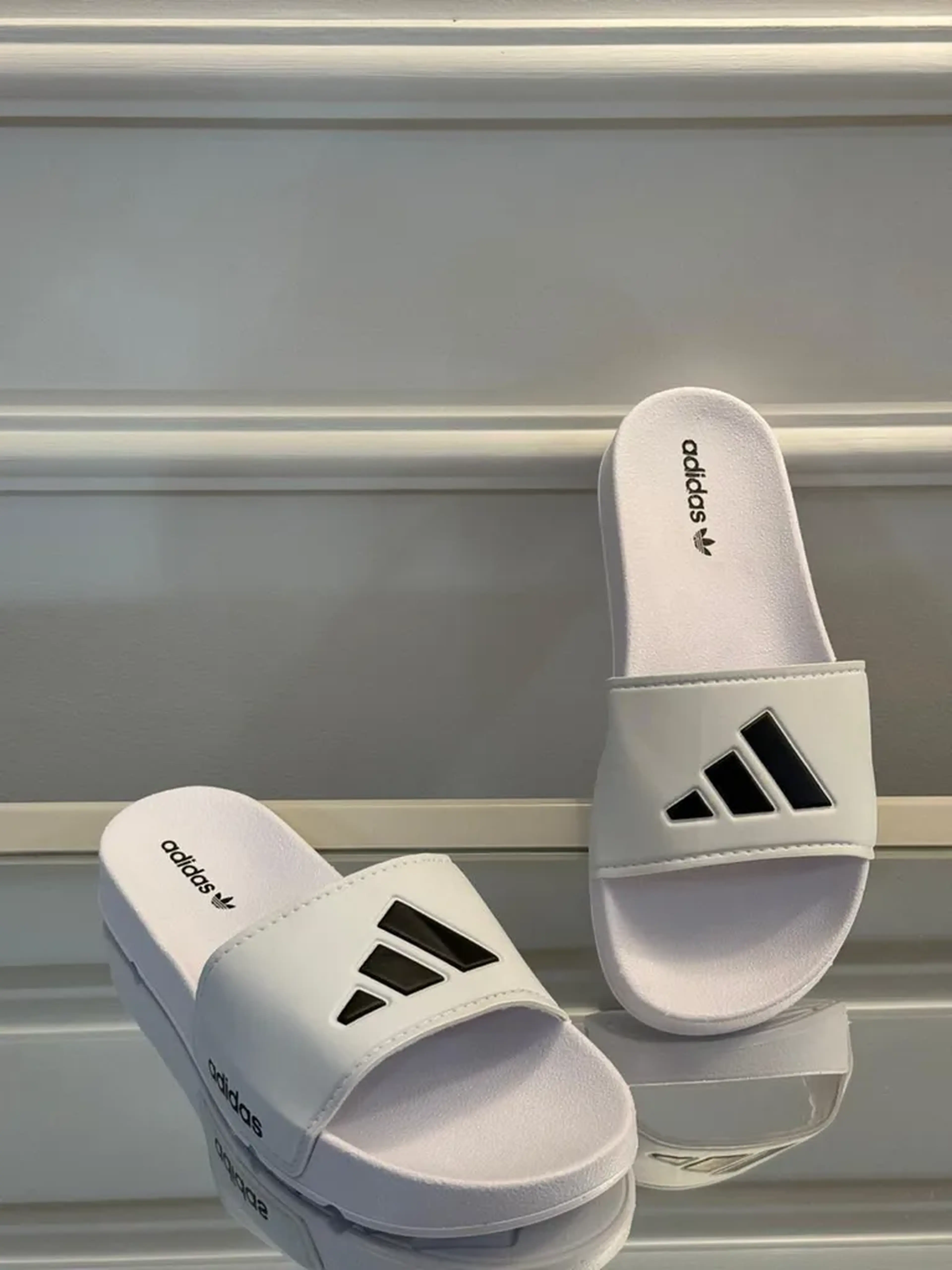 Chinelo Papete Adidas branco com detalhe Preto imagem