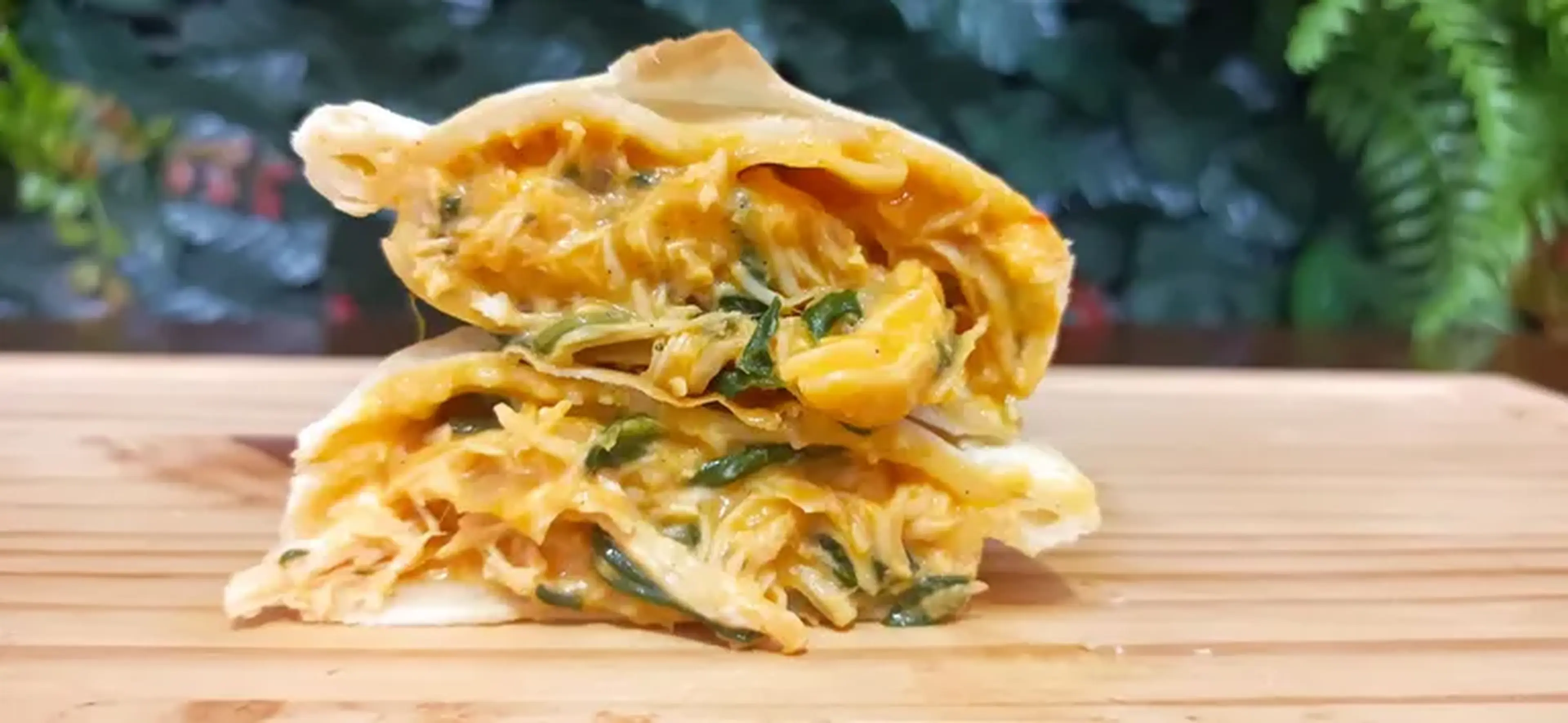 Empanada de Frango com espinafre e Cheddar imagem