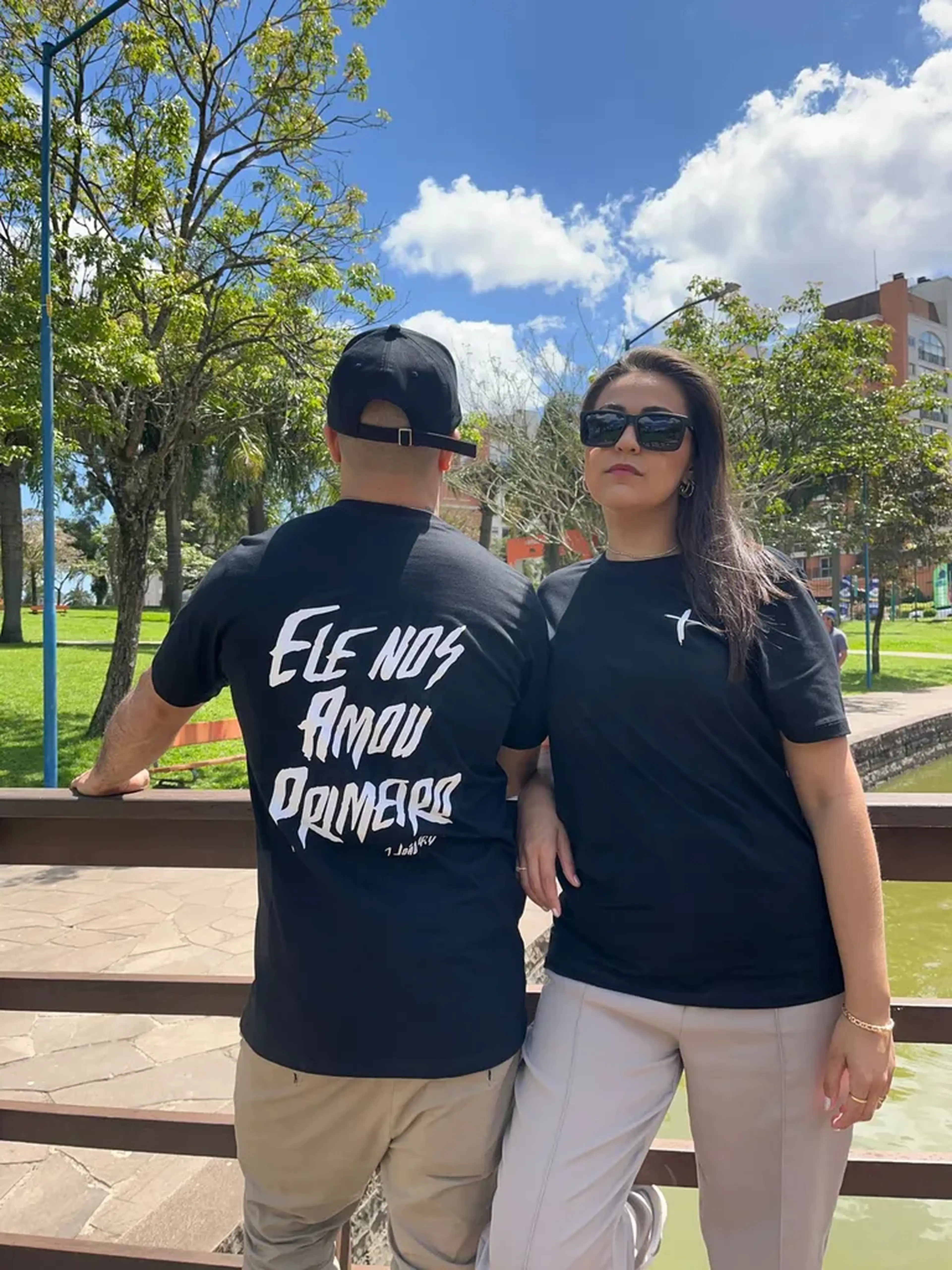 Camiseta Ele nos Amou preta imagem